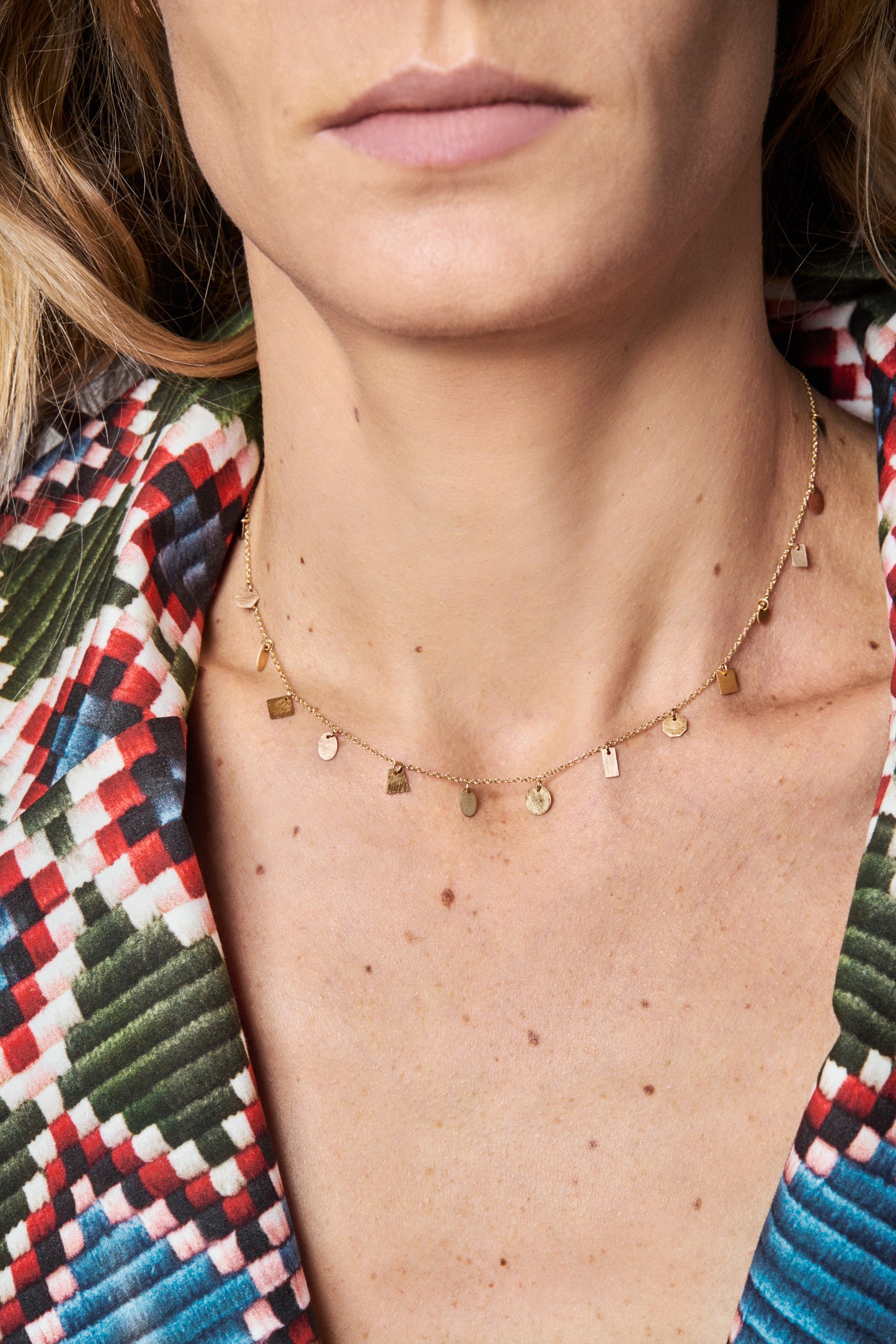 18KT yellow gold necklace worn by a female neck - Forme 15N