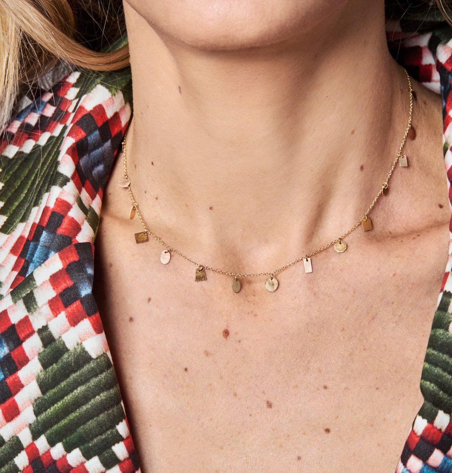 18KT yellow gold necklace worn by a female neck - Forme 15N