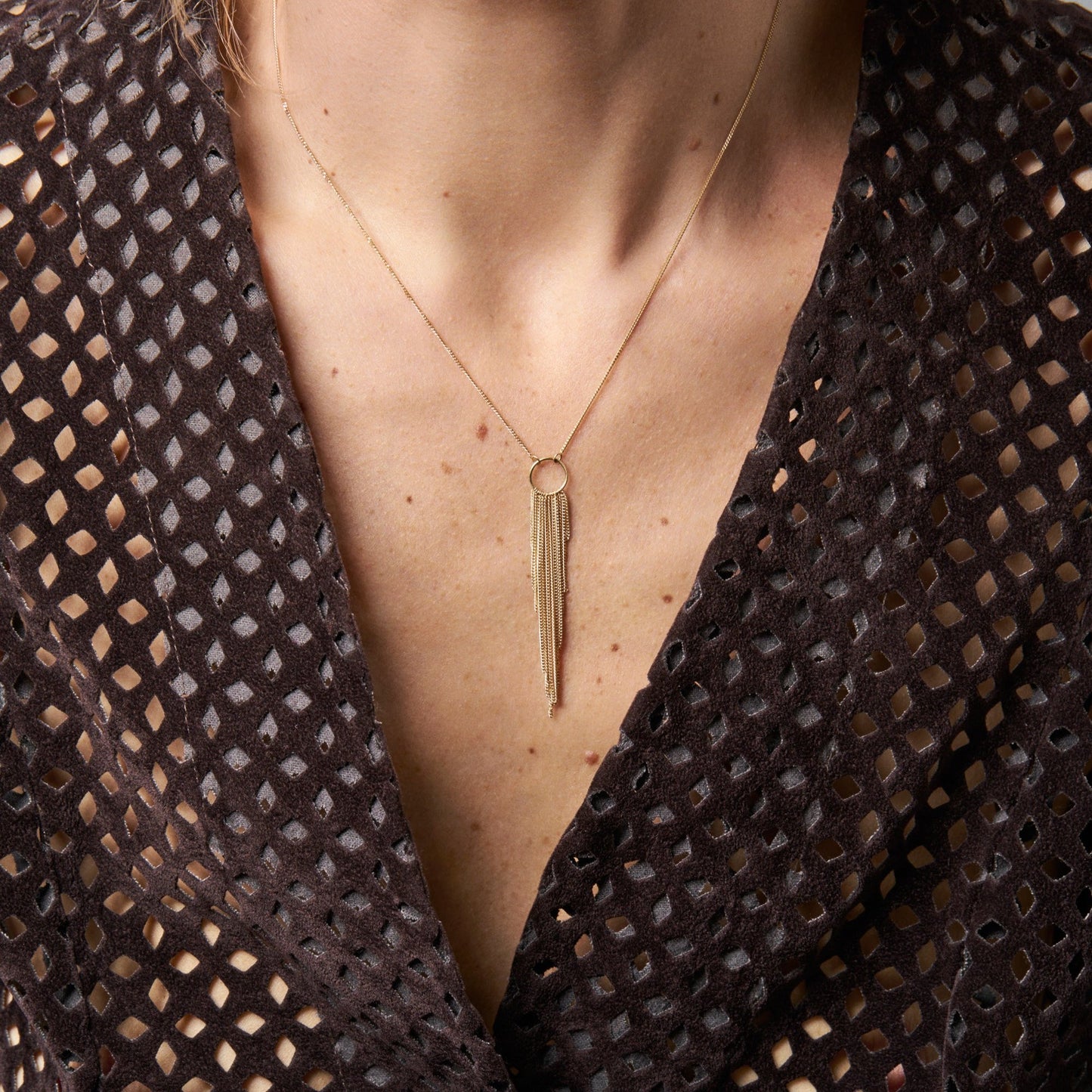 18KT yellow gold fringe necklace worn by a female neck - Frange Ciuffo