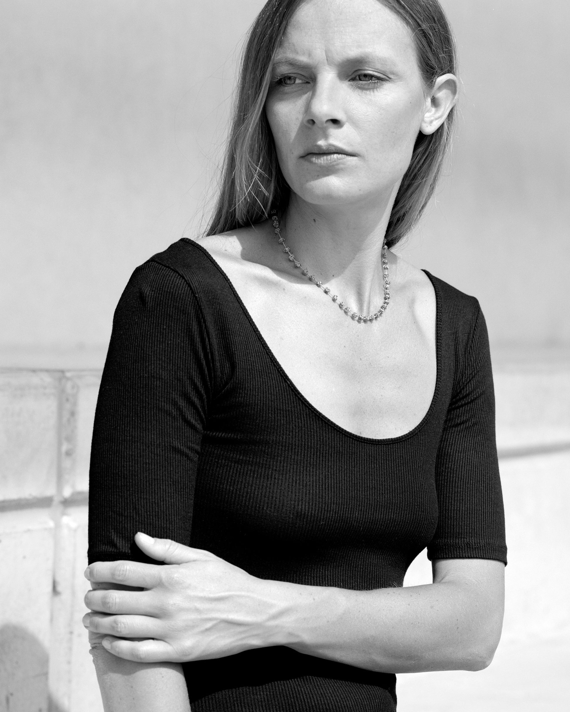 18KT yellow gold short necklace with freshwater pearls worn by female neck – Gomitolini