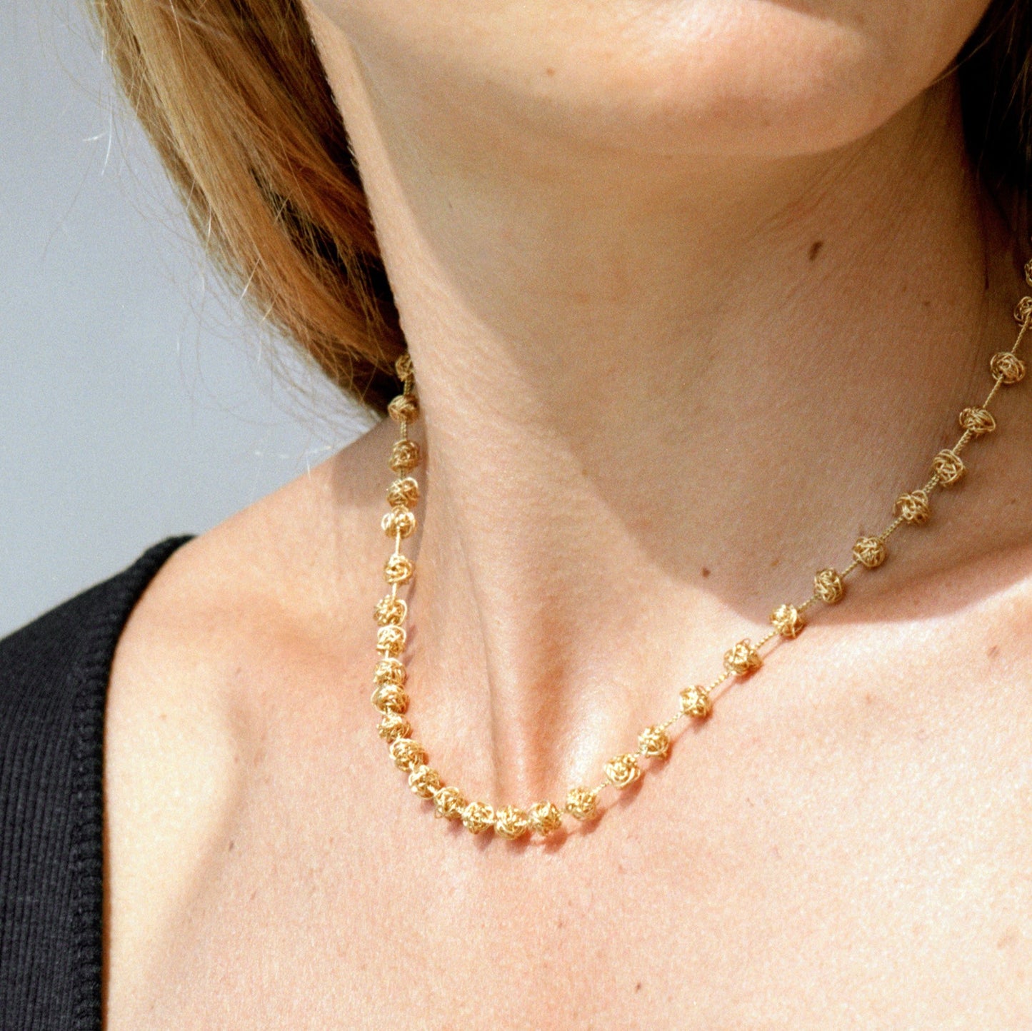 18KT yellow gold short necklace with freshwater pearls worn by female neck – Gomitolini