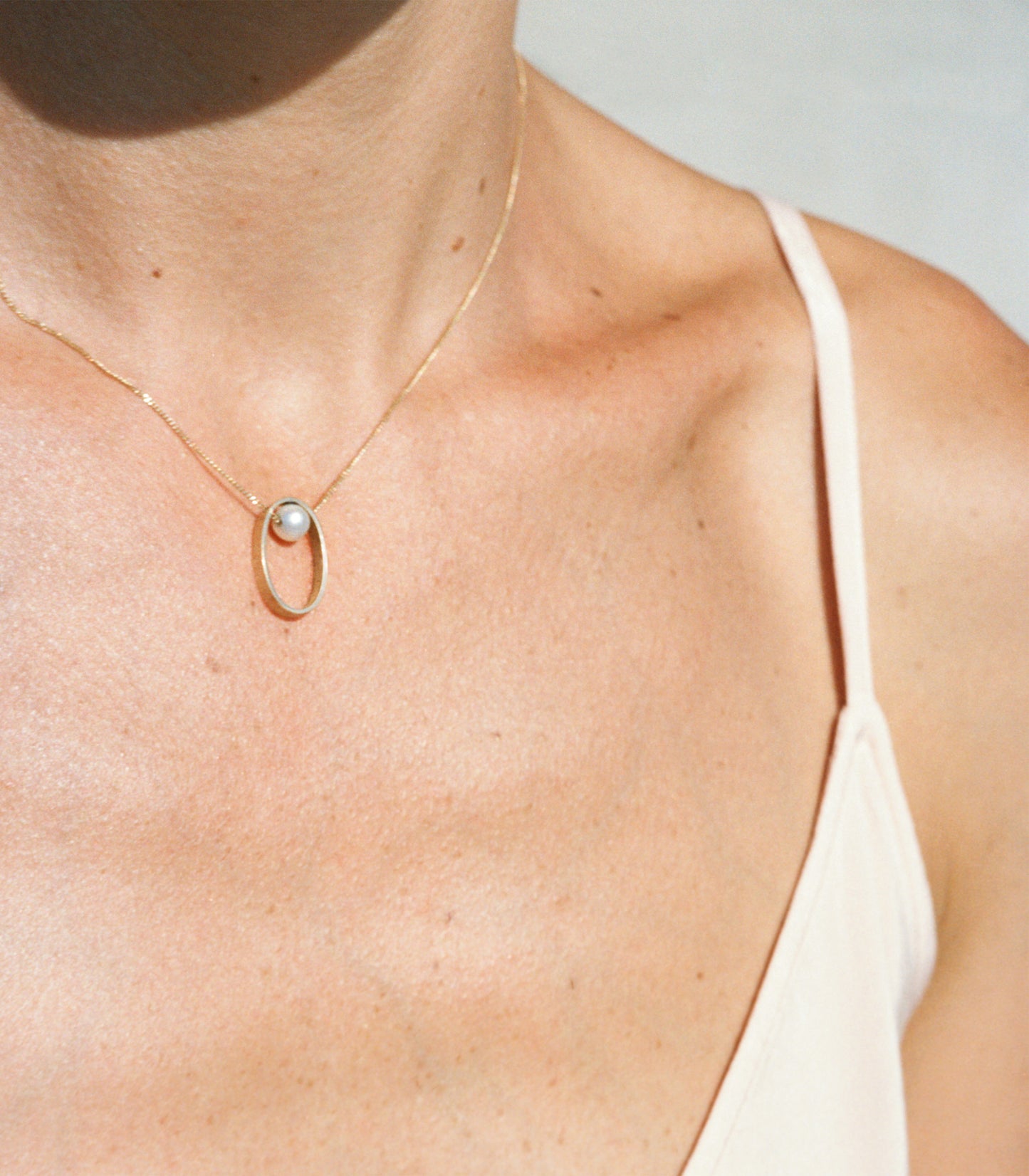 18 KT pearl necklace in yellow gold with pendant (pearl diameter 5,6 MM) worn by female neck - Elisse