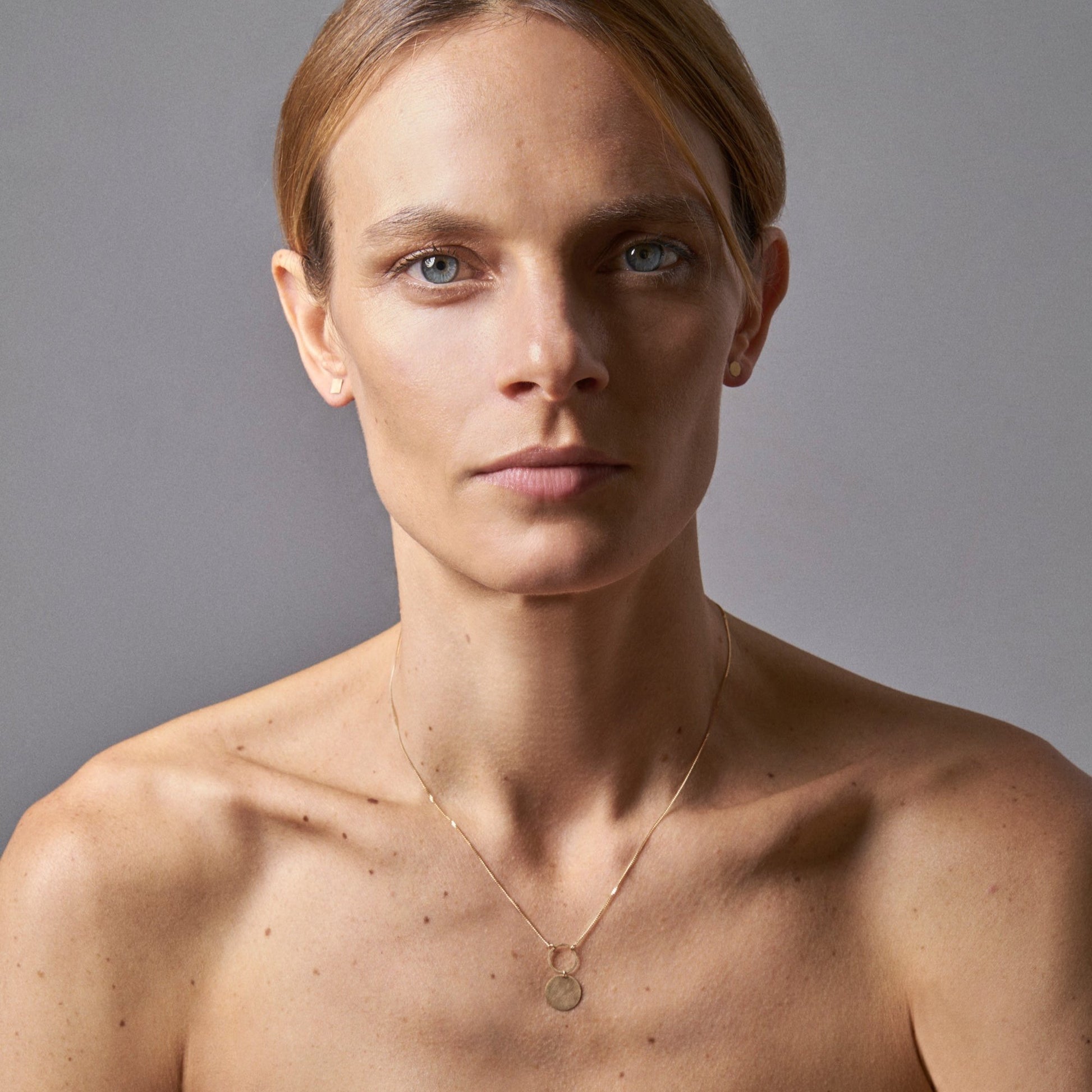 18KT yellow gold necklace worn by a female neck - Pieno Vuoto 01N