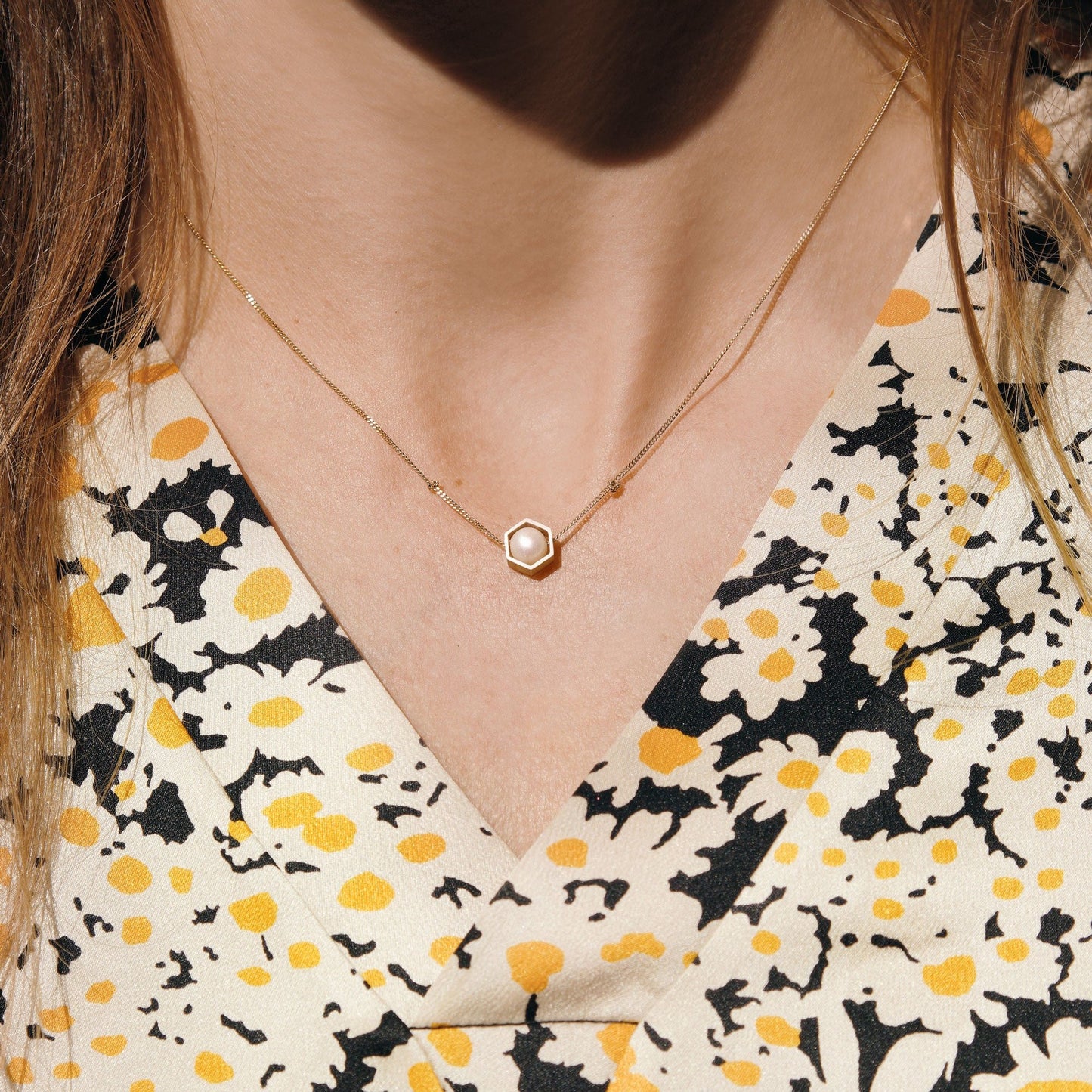 18KT yellow gold pendant necklace with akoya pearl (diameter 5,7MM) worn by a female neck - Prisma N