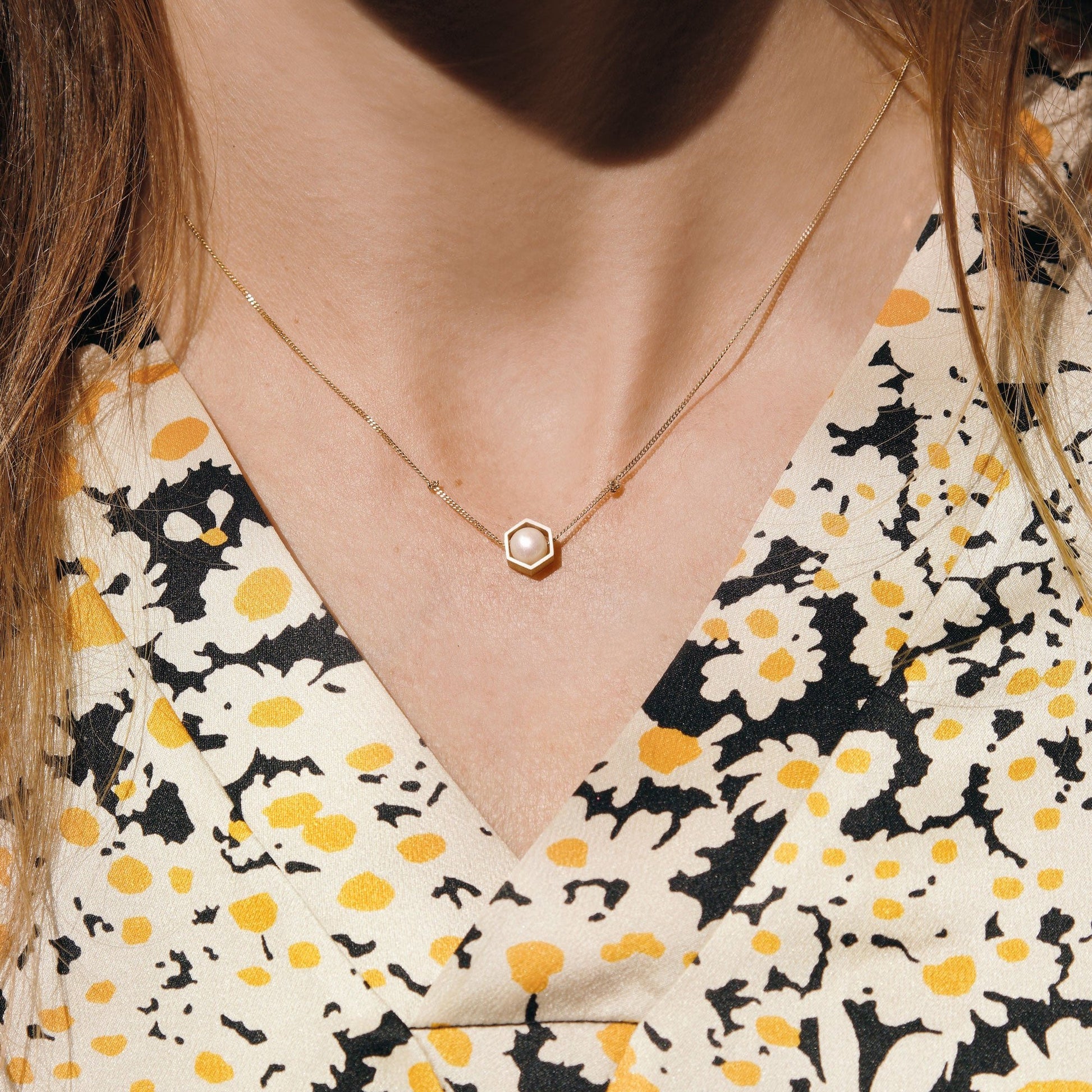 18KT yellow gold pendant necklace with akoya pearl (diameter 5,7MM) worn by a female neck - Prisma N