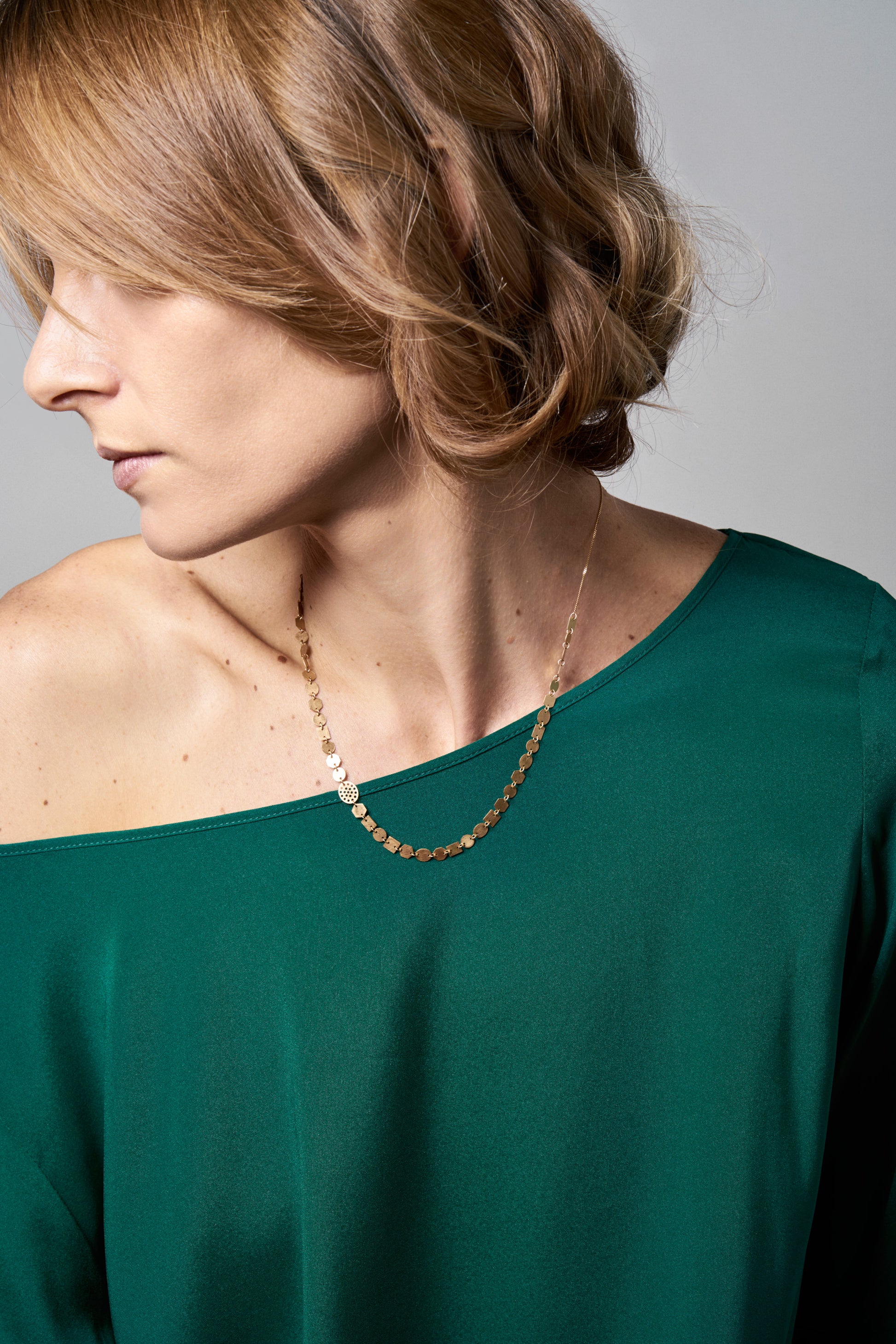 18KT yellow gold necklace worn by a female neck - Progressione 40