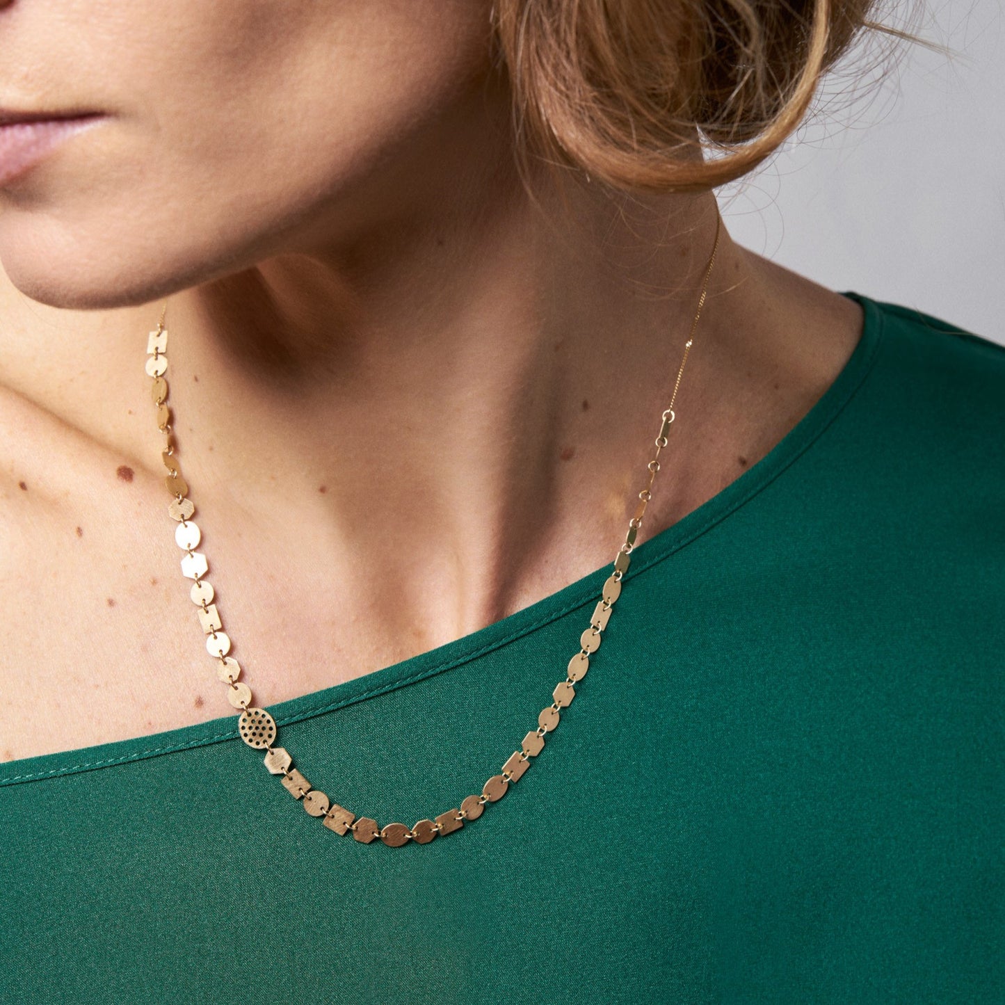 18KT yellow gold necklace worn by a female neck - Progressione 40