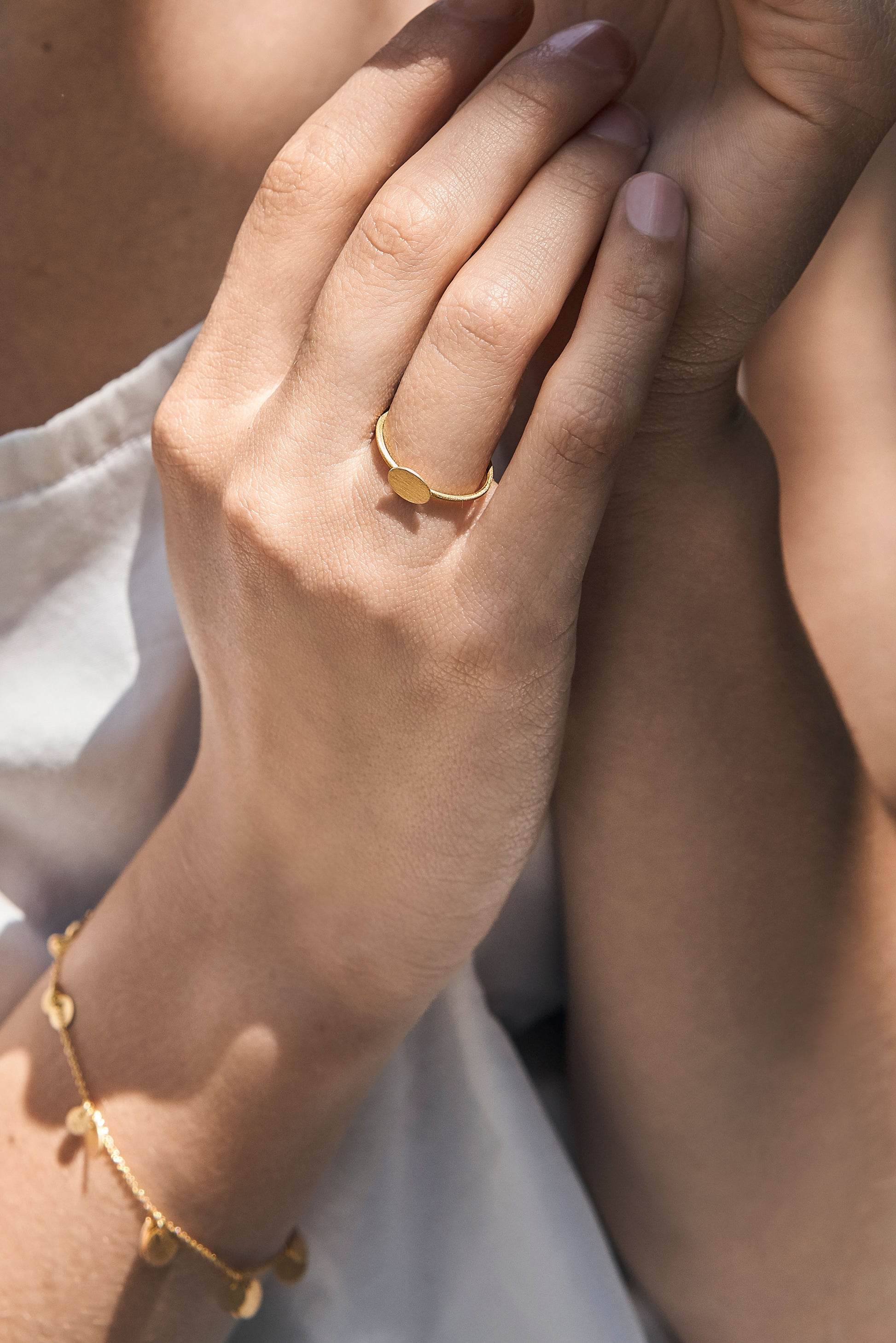 18KT thin yellow or white gold ring worn by a female hand - Ovalino