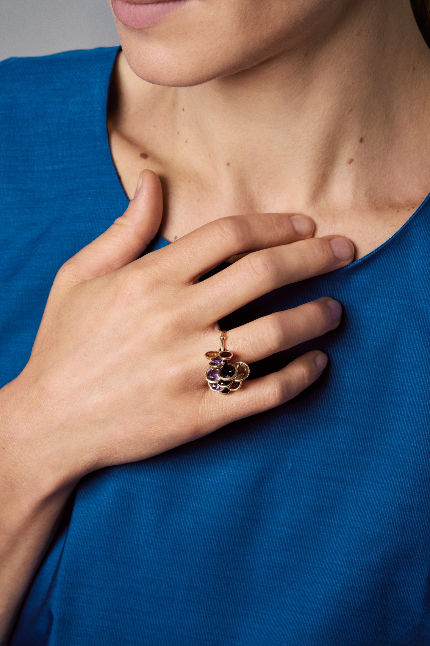 18KT yellow gold ring with semiprecious stones worn by female hand - Colori
