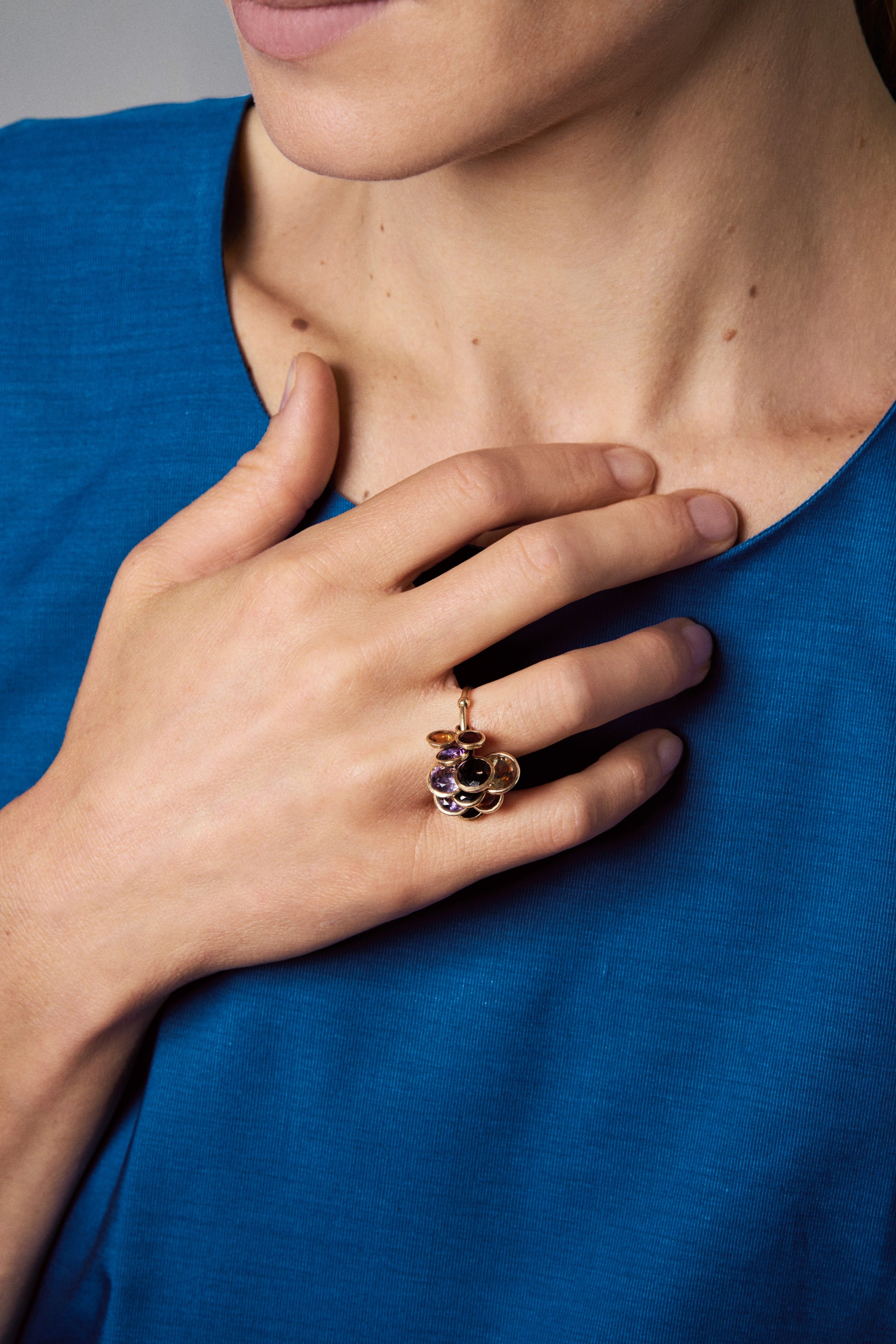 18KT yellow gold ring with semiprecious stones worn by female hand - Colori