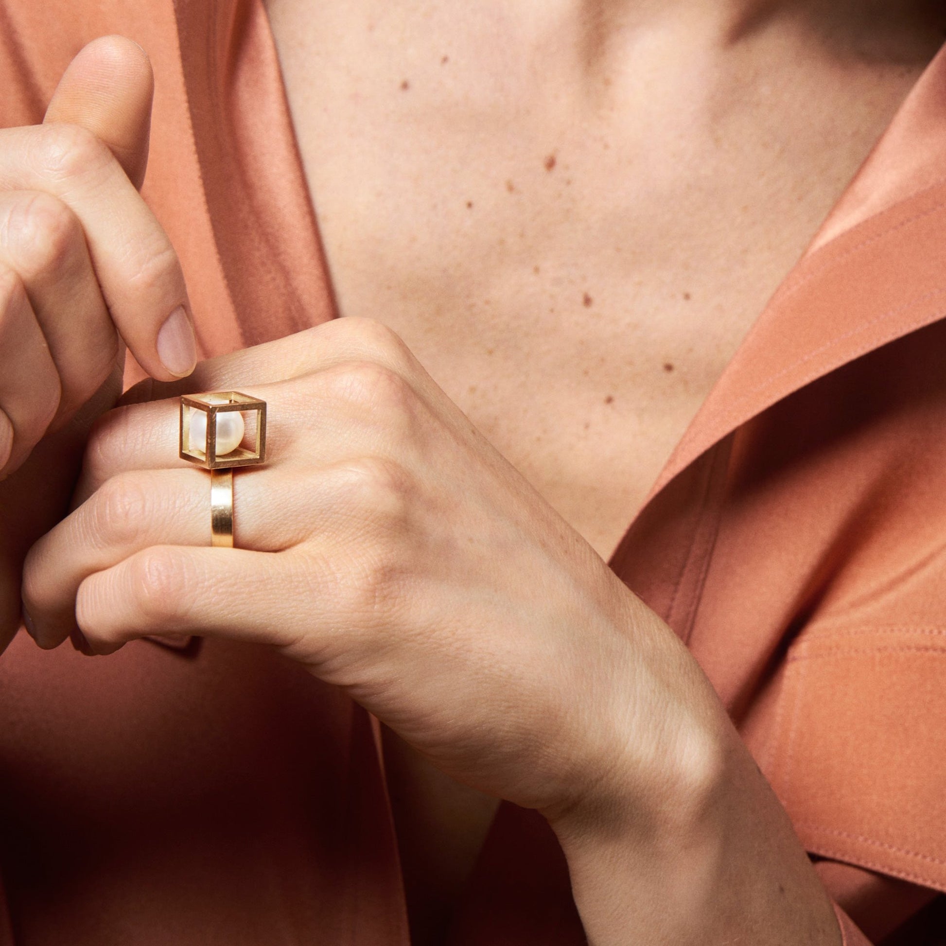 18KT white gold pearl ring with white akoya pearl (diameter 10 MM) - Cubo