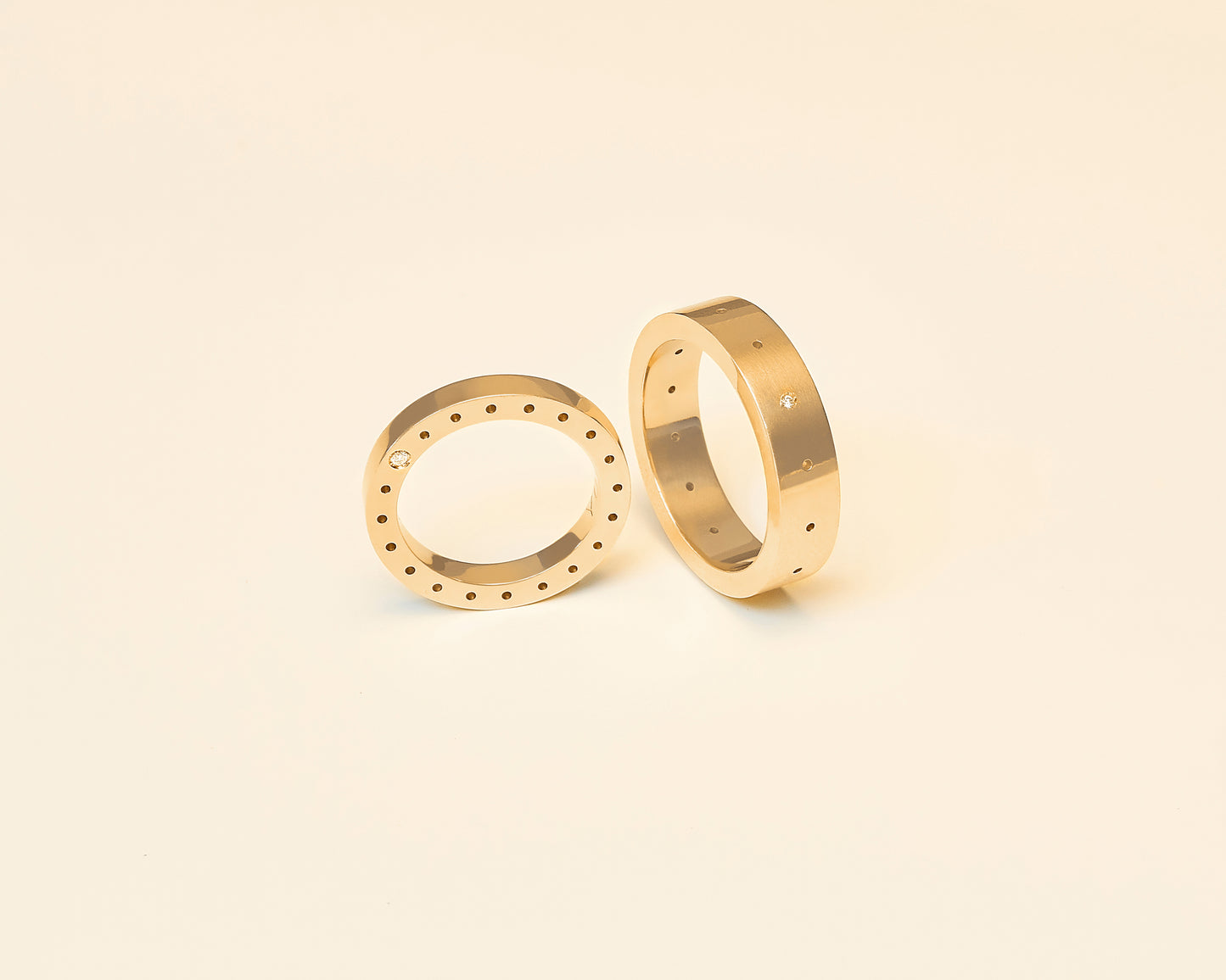 18KT yellow gold wedding ring - Holes
