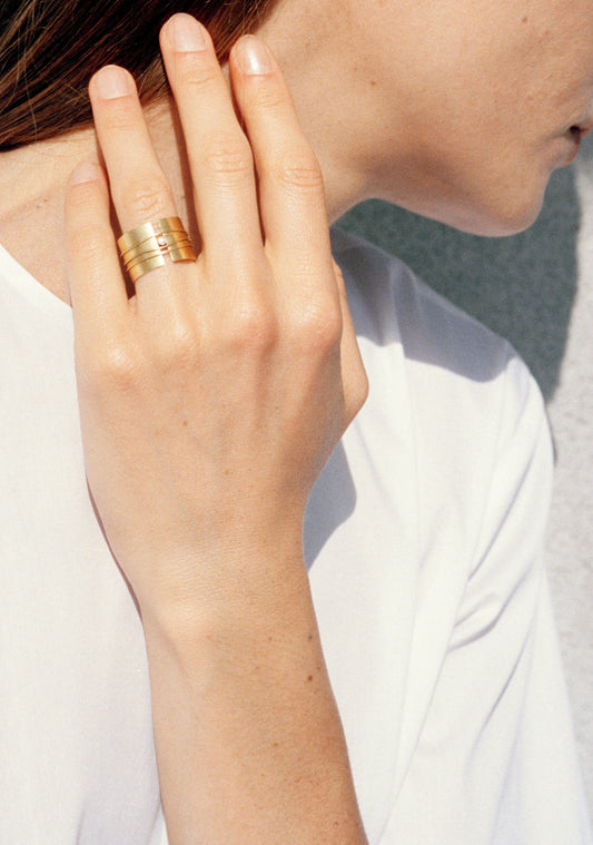 18KT yellow gold band solitaire ring whit diamond worn by a female hand – Link