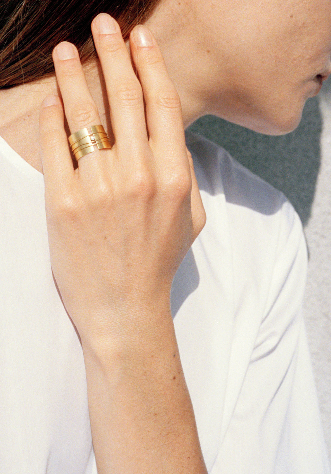 18KT yellow gold band solitaire ring whit diamond worn by a female hand – Link