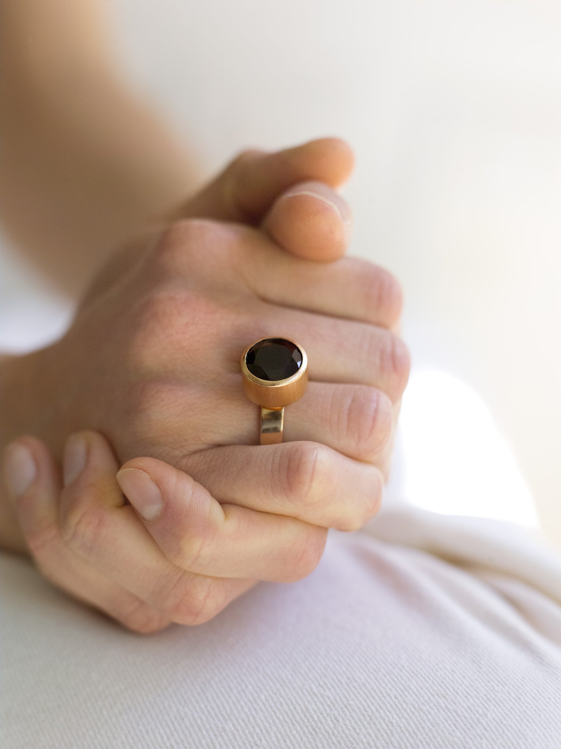 18KT Yellow, rose and white gold ring with garnet - Antistress