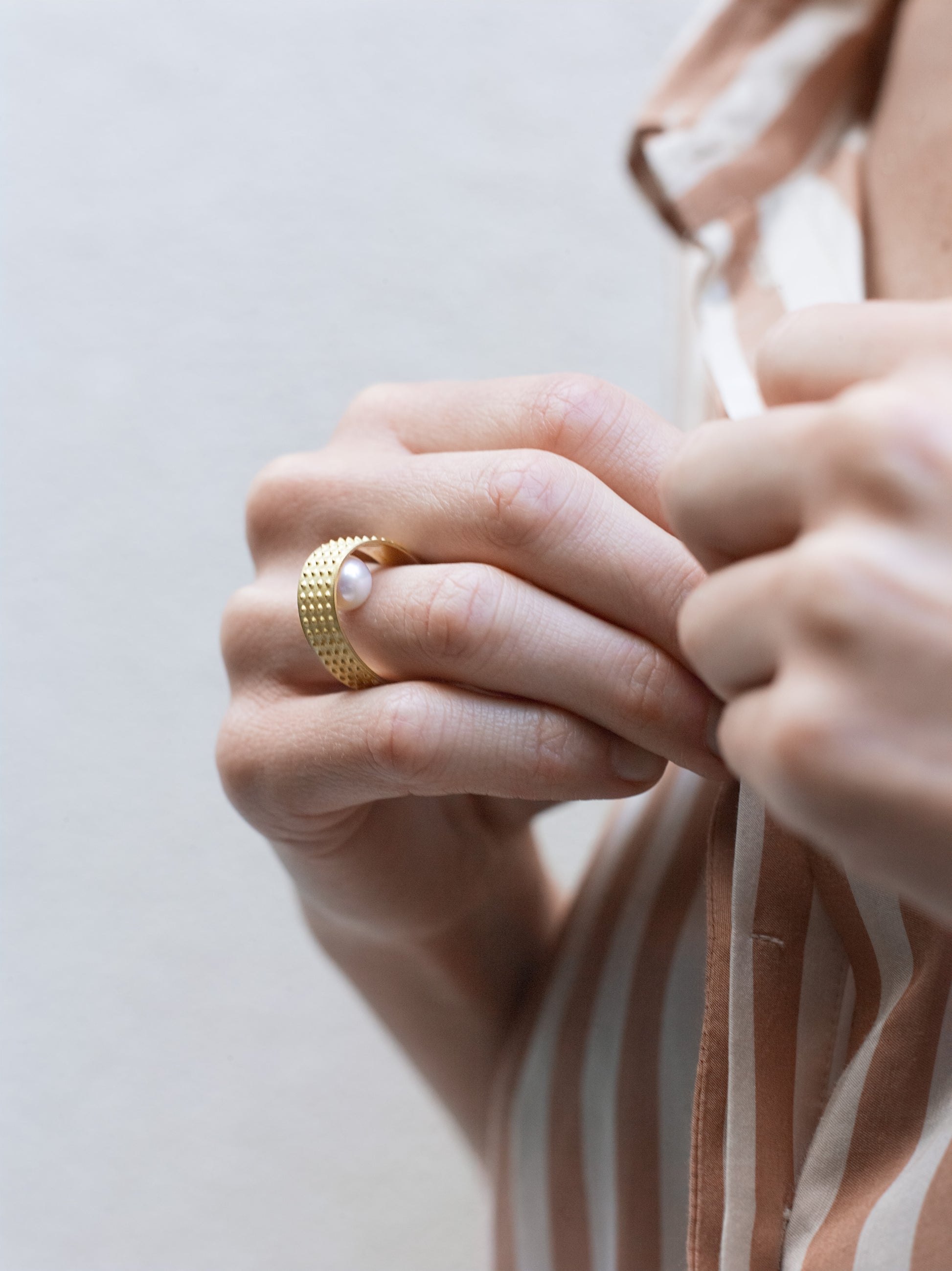 18KT gold band ring with white akoya pearl (diameter 8,5 MM) worn by female hand - Be Touched