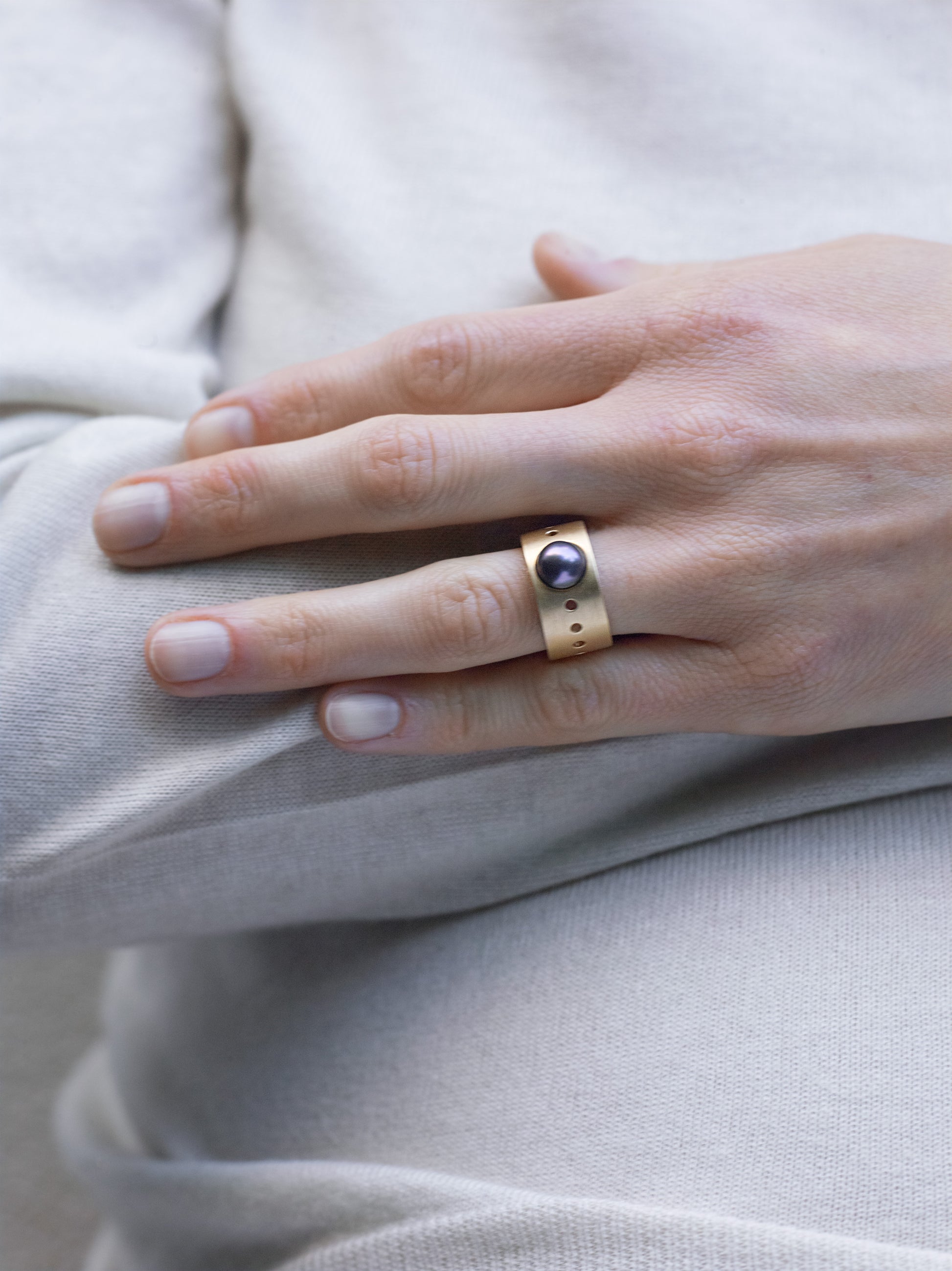 18KT Yellow gold band ring with black akoya pearl - Contatto