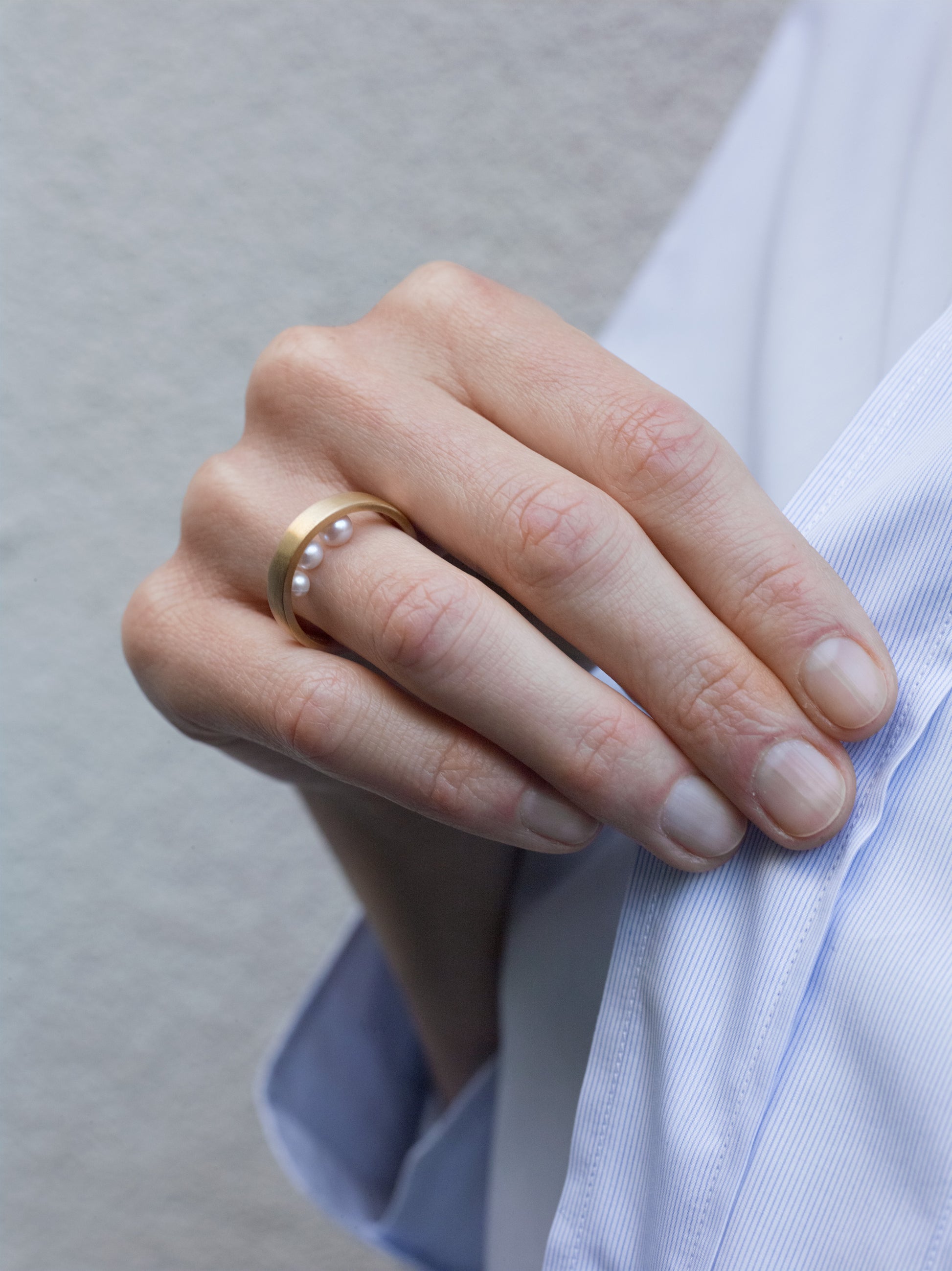 18KT yellow gold band ring with three hidden akoya pearls (diameter 3,7-4,5-5 MM) worn by female hand - Light R