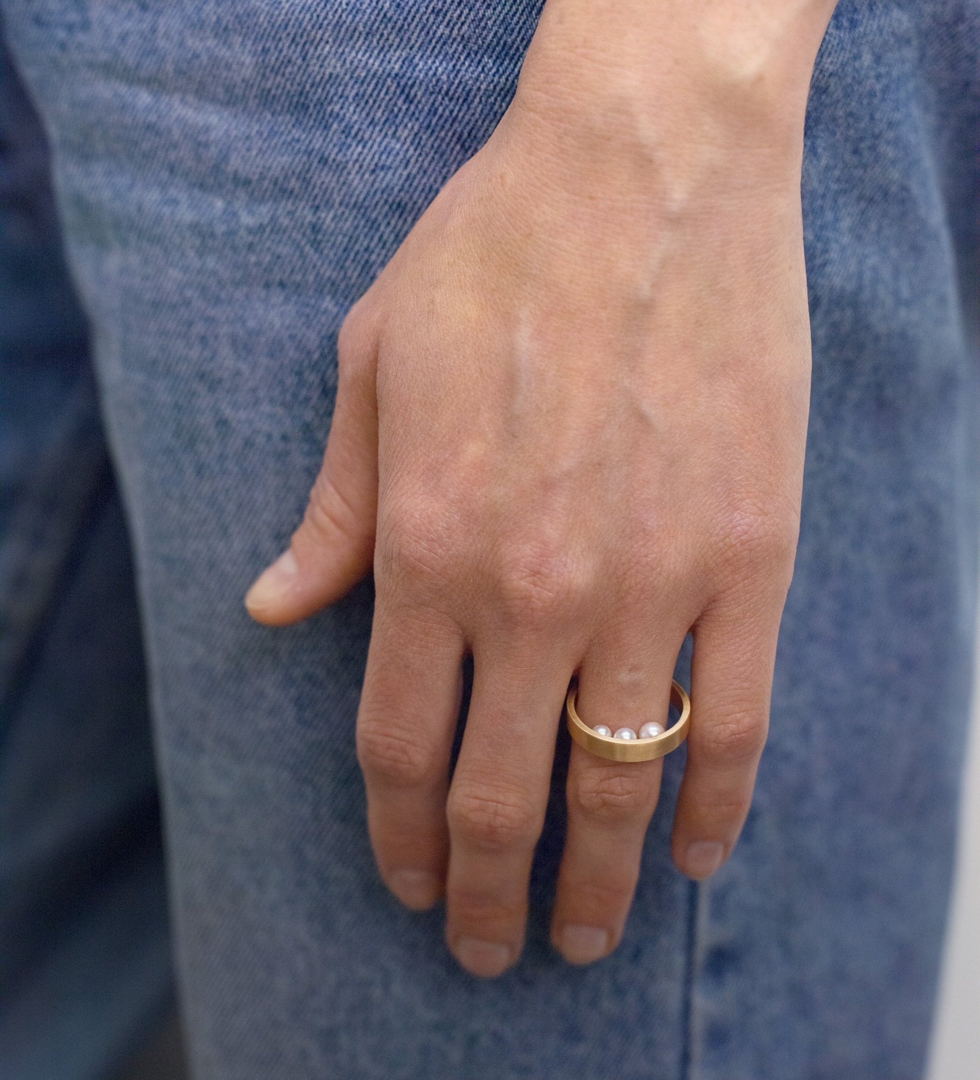 18KT yellow gold band ring with three hidden akoya pearls (diameter 3,7-4,5-5 MM) worn by female hand - Light R