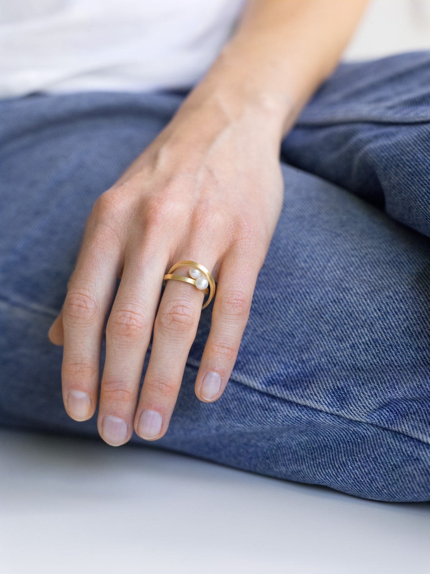 18KT Interwoven Gold rings with akoya pearls (diameter 5,5-5,8 MM) worn by female hand– Planets R