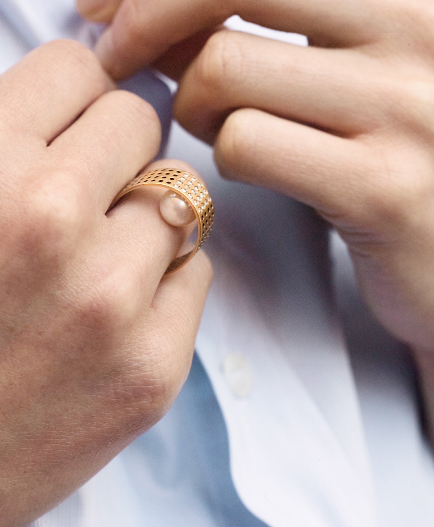 18KT band gold ring with akoya pearl (Diameter 8,5MM) worn by female hand - Pointillisme