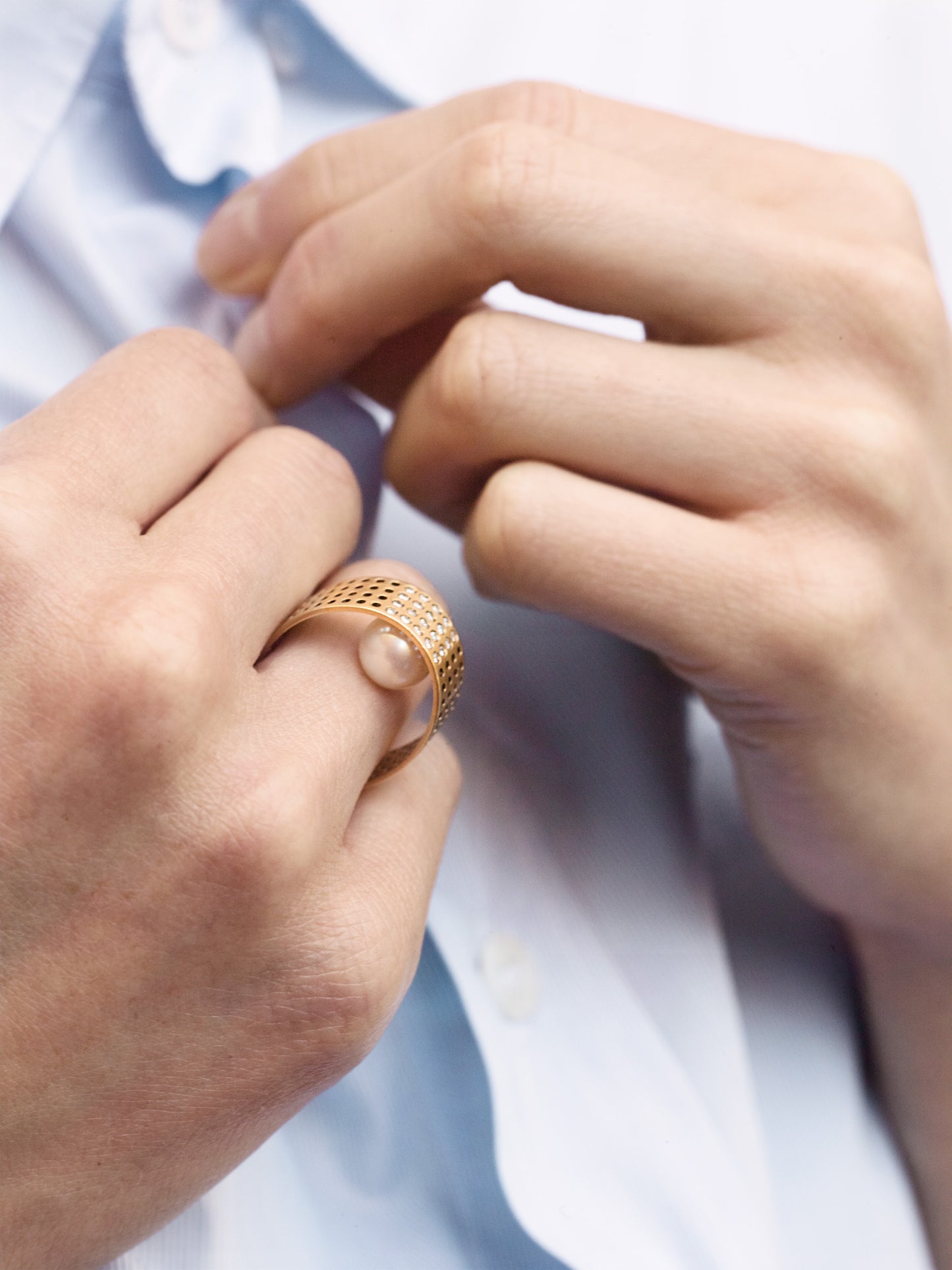 18KT band gold ring with akoya pearl (Diameter 8,5MM) worn by female hand - Pointillisme