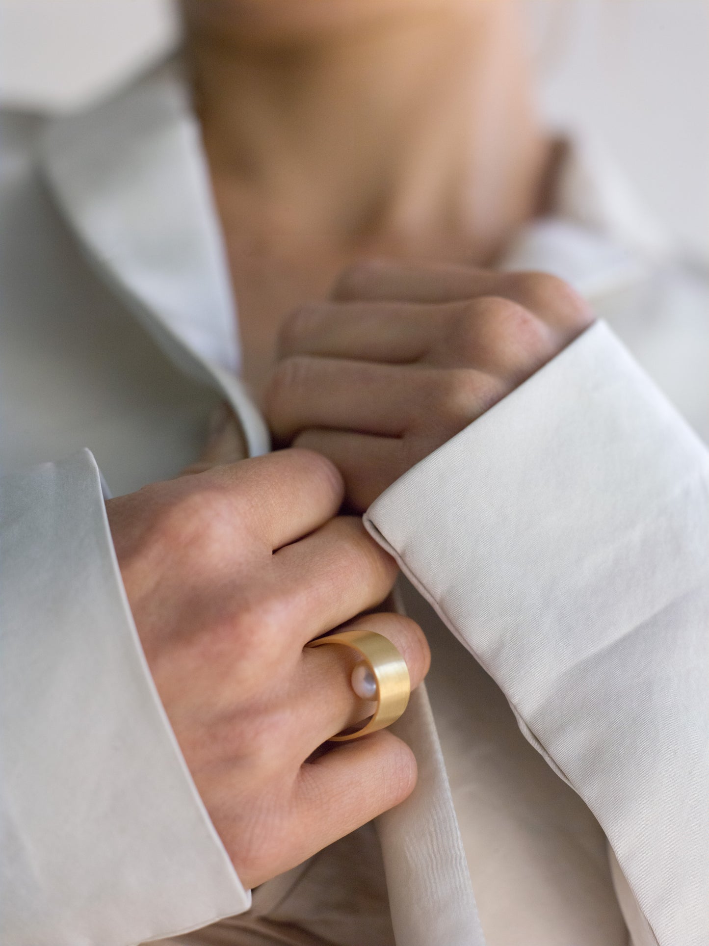 18KT white gold band ring with hidden akoya pearl (diameter 7,3 MM) worn by female hand – Wave