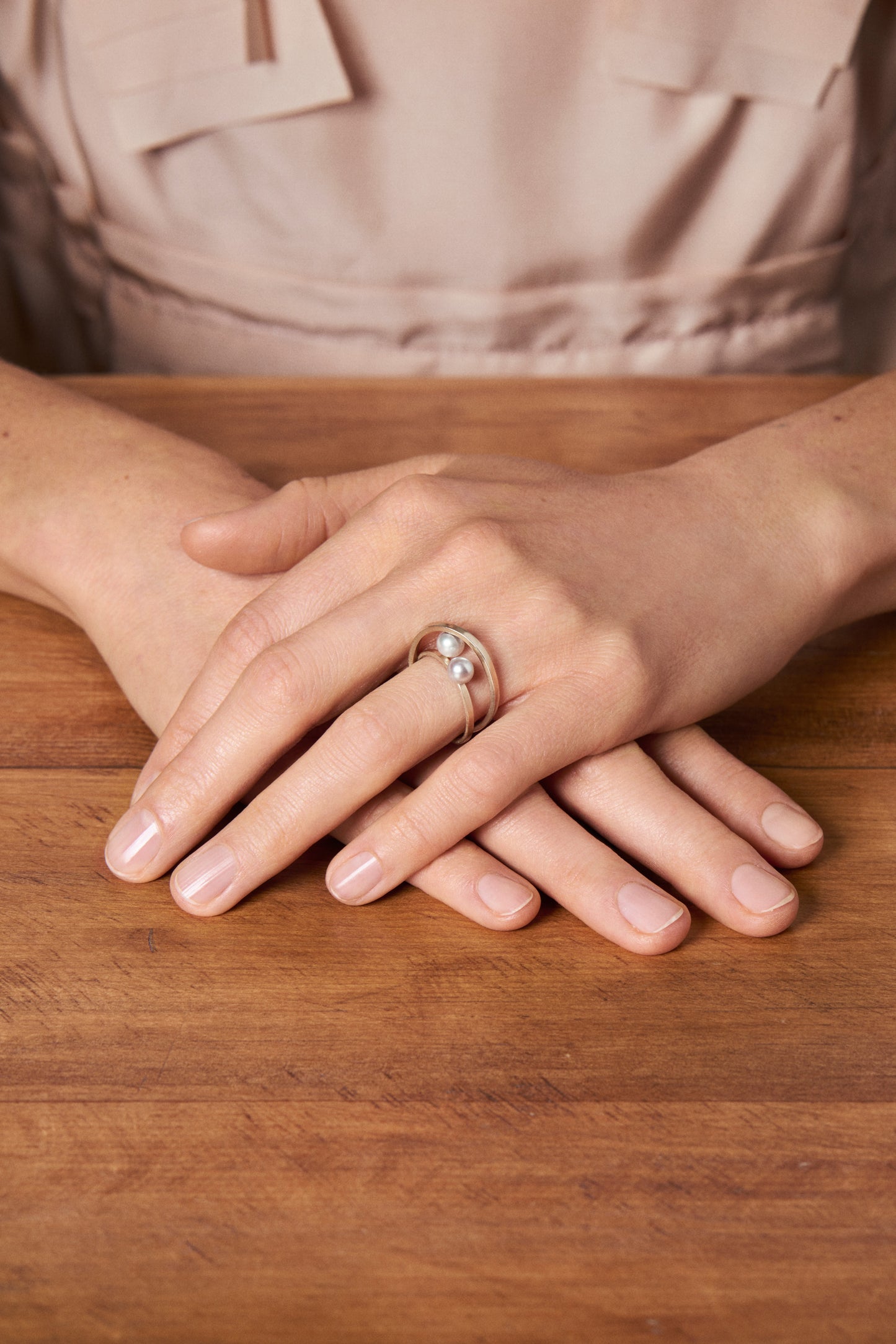 18KT Interwoven Gold rings with akoya pearls (diameter 5,5-5,8 MM) worn by female hand– Planets R