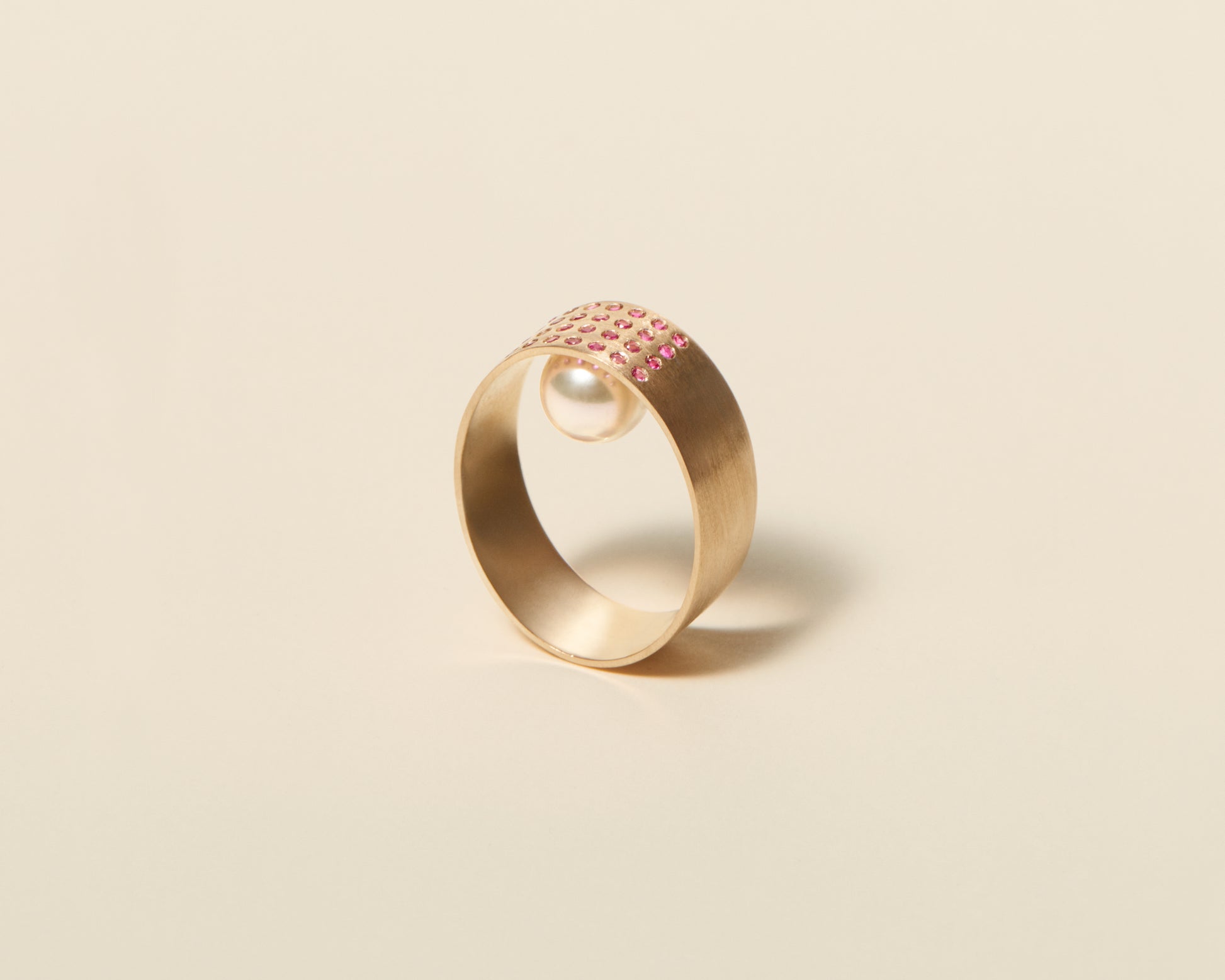 18KT band gold ring with akoya pearl and rubies - Pointillisme RU