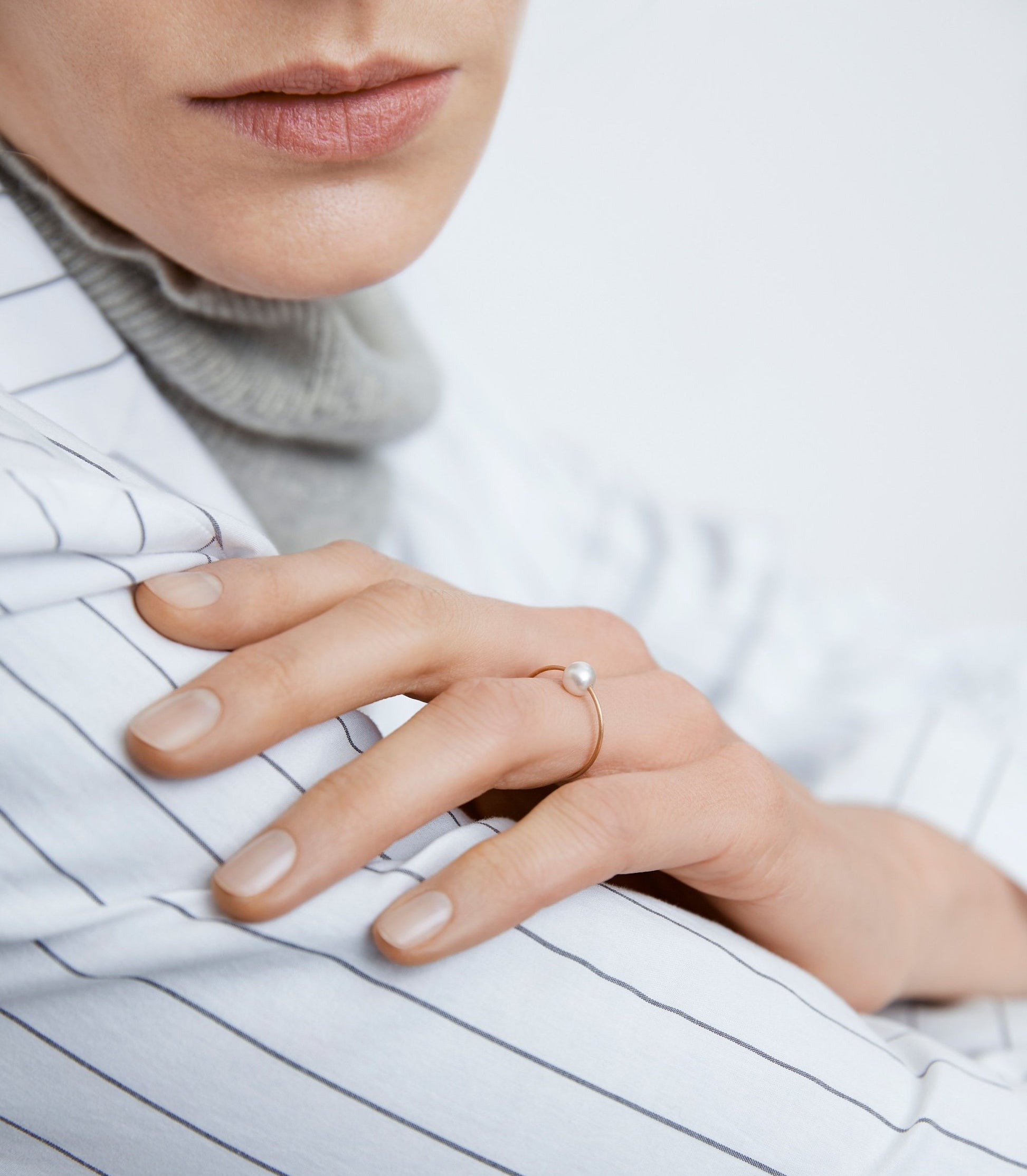 18KT thin yellow gold ring with akoya pearl (diameter 4,8 MM) worn by a female hand  - Toi Perla