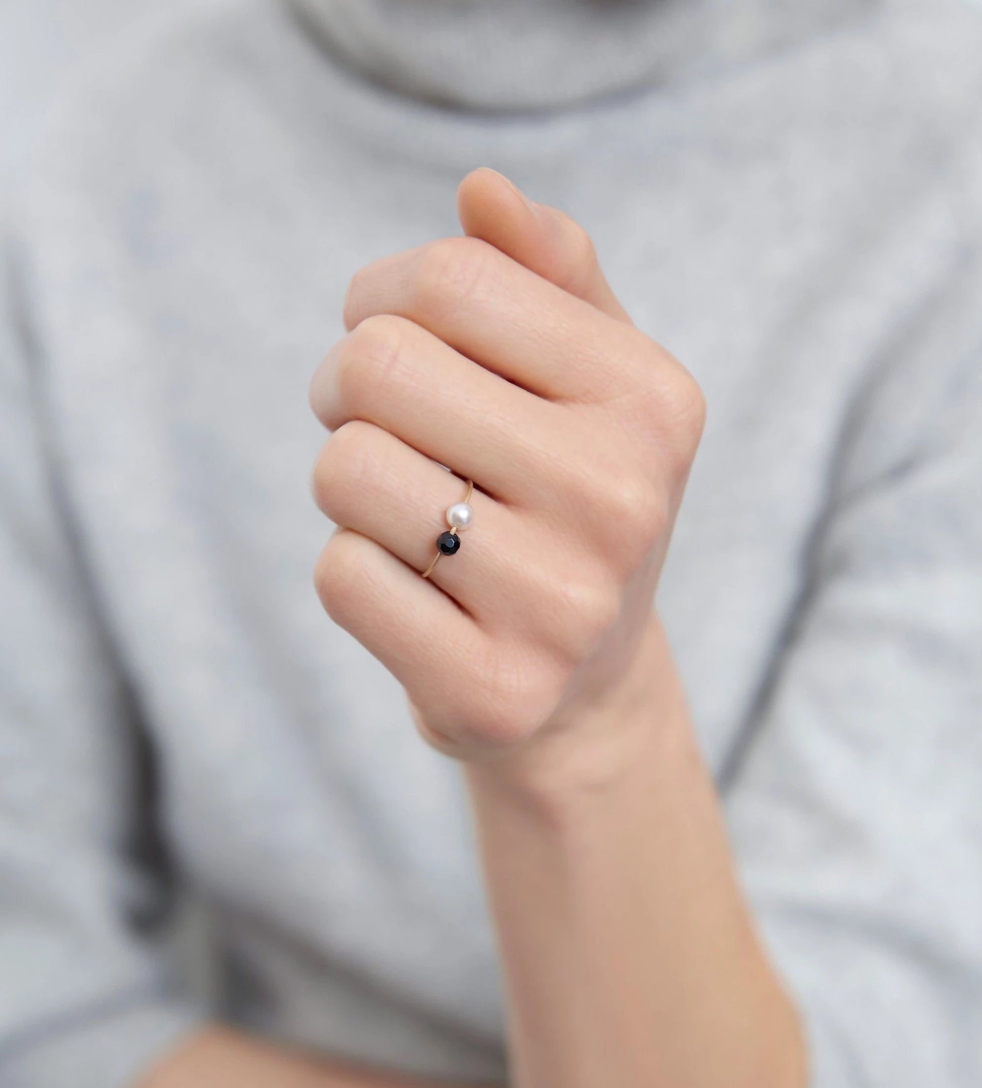 18KT thin yellow gold ring with black onyx and akoya pearl (diameter 4,8 MM) worn by a female hand - Toi Perla Onice