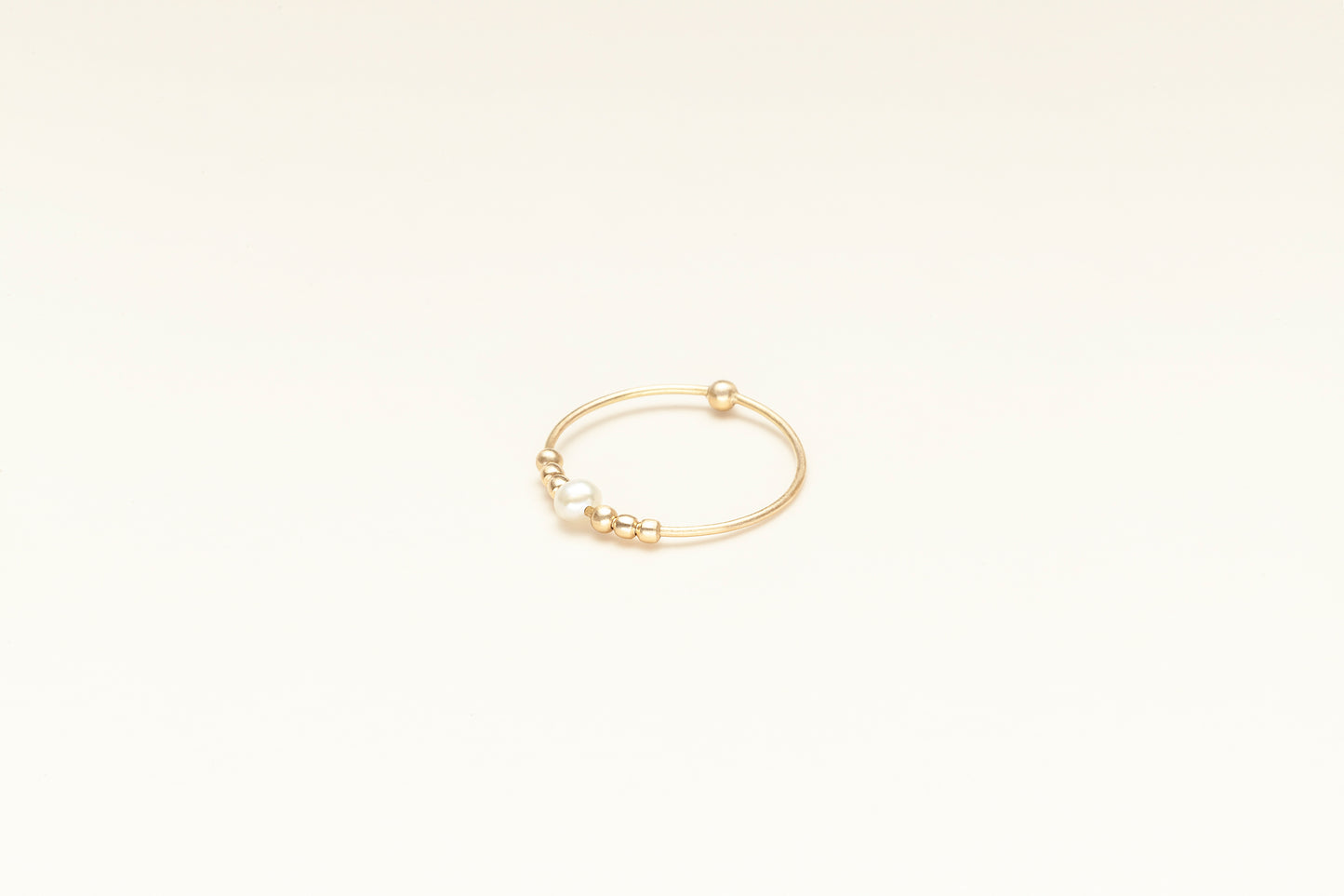 18KT thin yellow gold ring with gold spheres and freshwater pearl - Toi Perla Oro