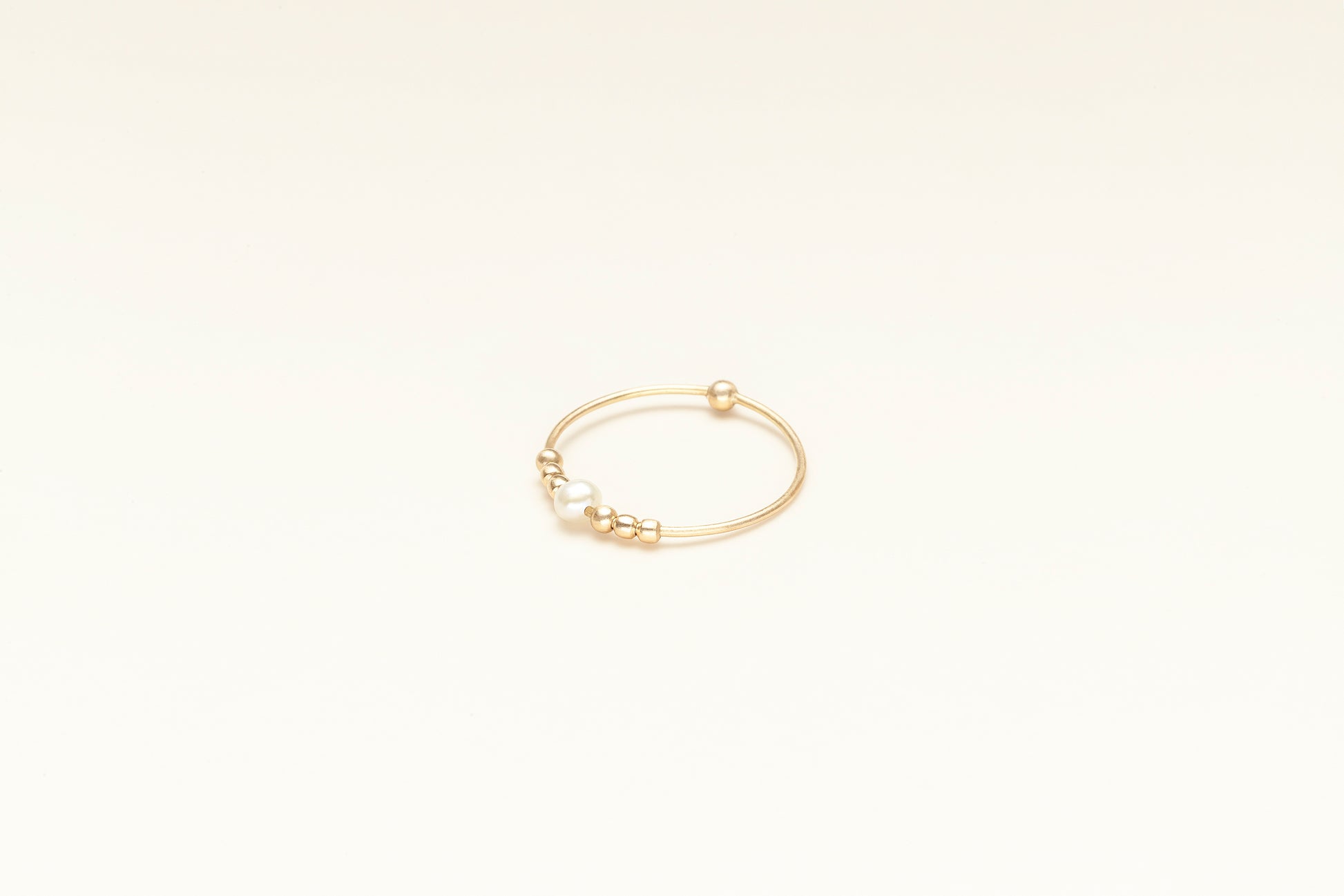 18KT thin yellow gold ring with gold spheres and freshwater pearl - Toi Perla Oro