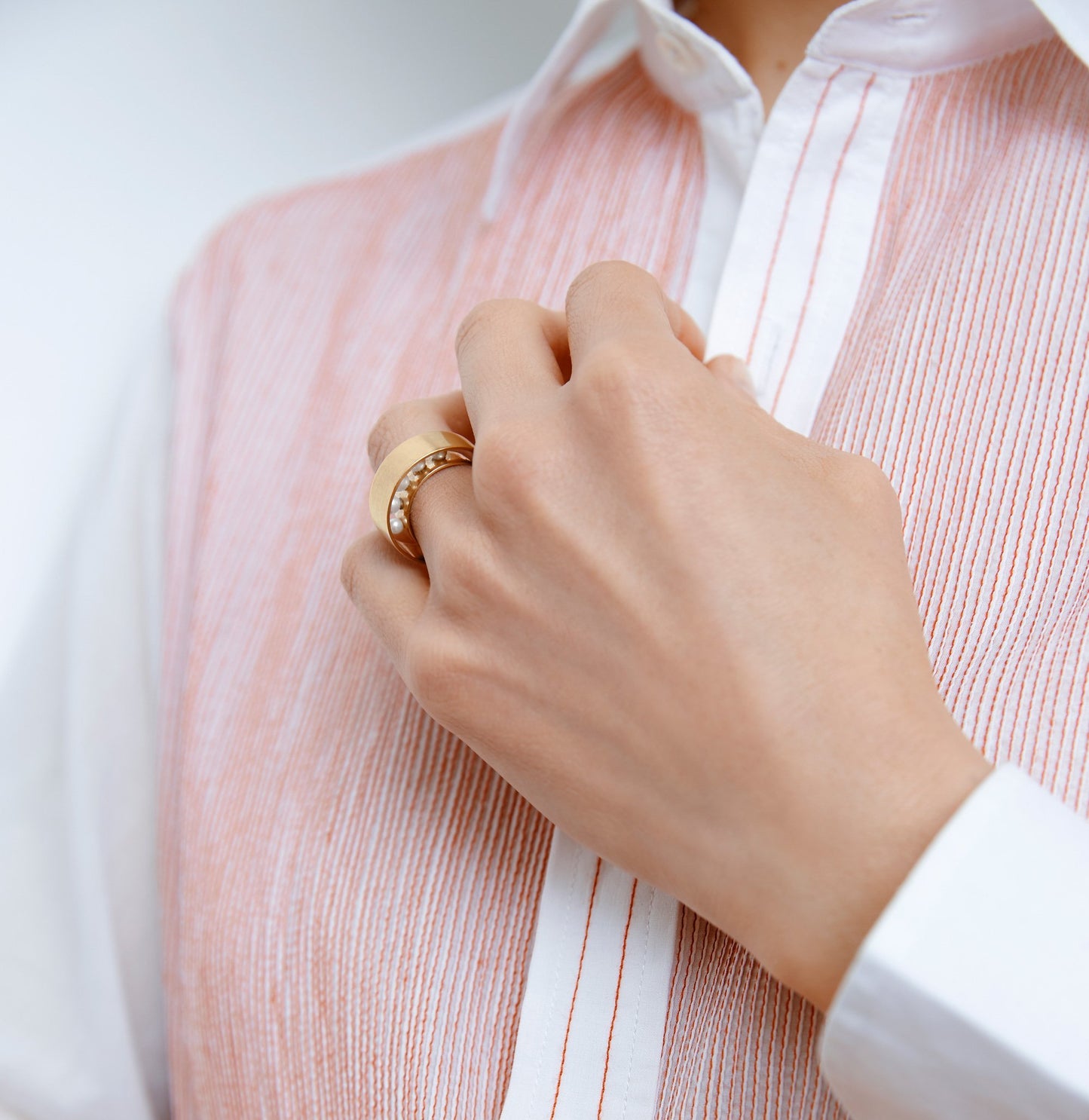 18KT Double band gold ring with akoya pearls (diameter 3-3,5-4 MM) worn by a female hand  - Trasparenze R