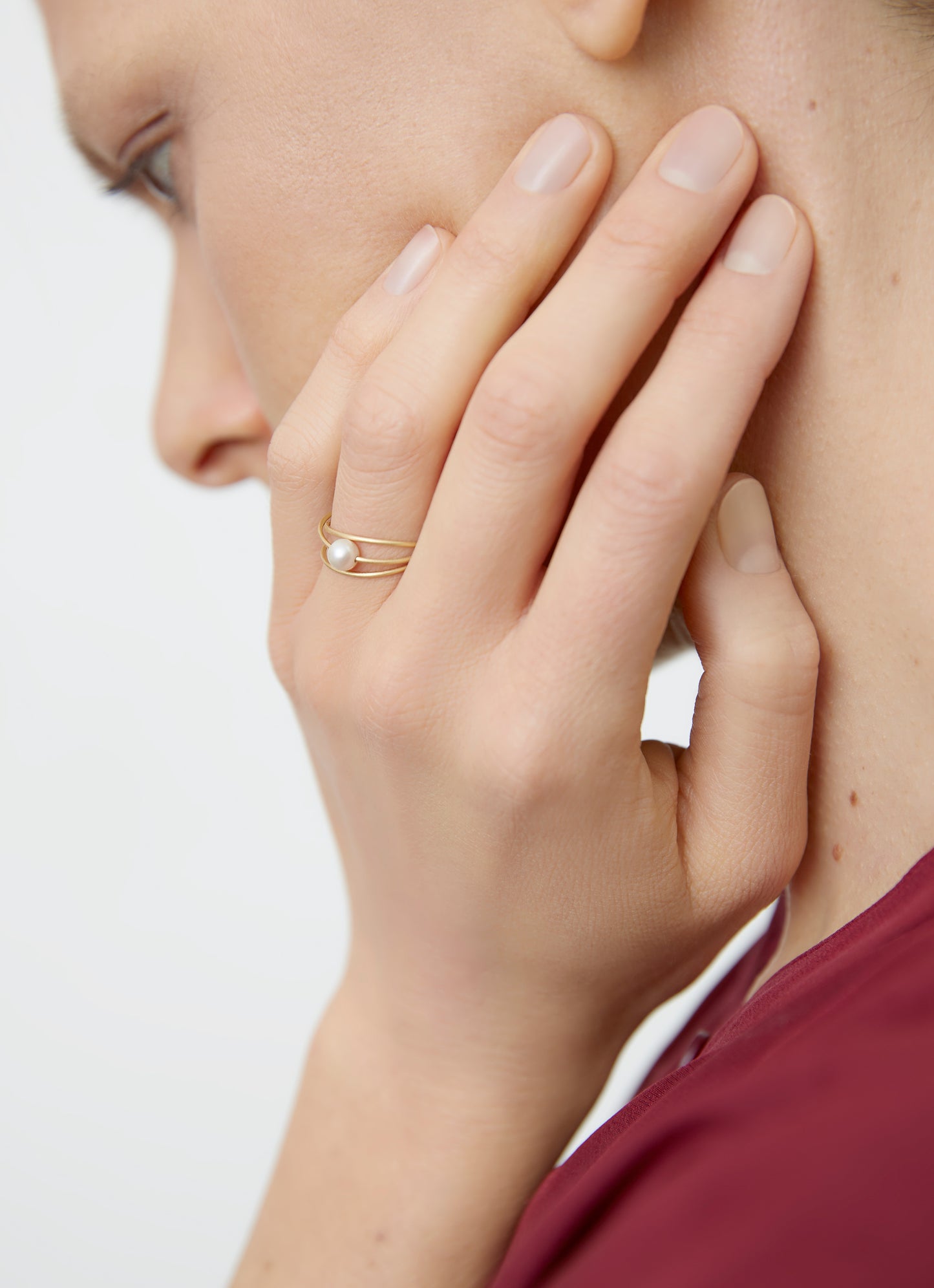 18KT yellow gold ring with white akoya pearl (diameter 4,8 MM) worn by a female hand  - Tre Cerchi