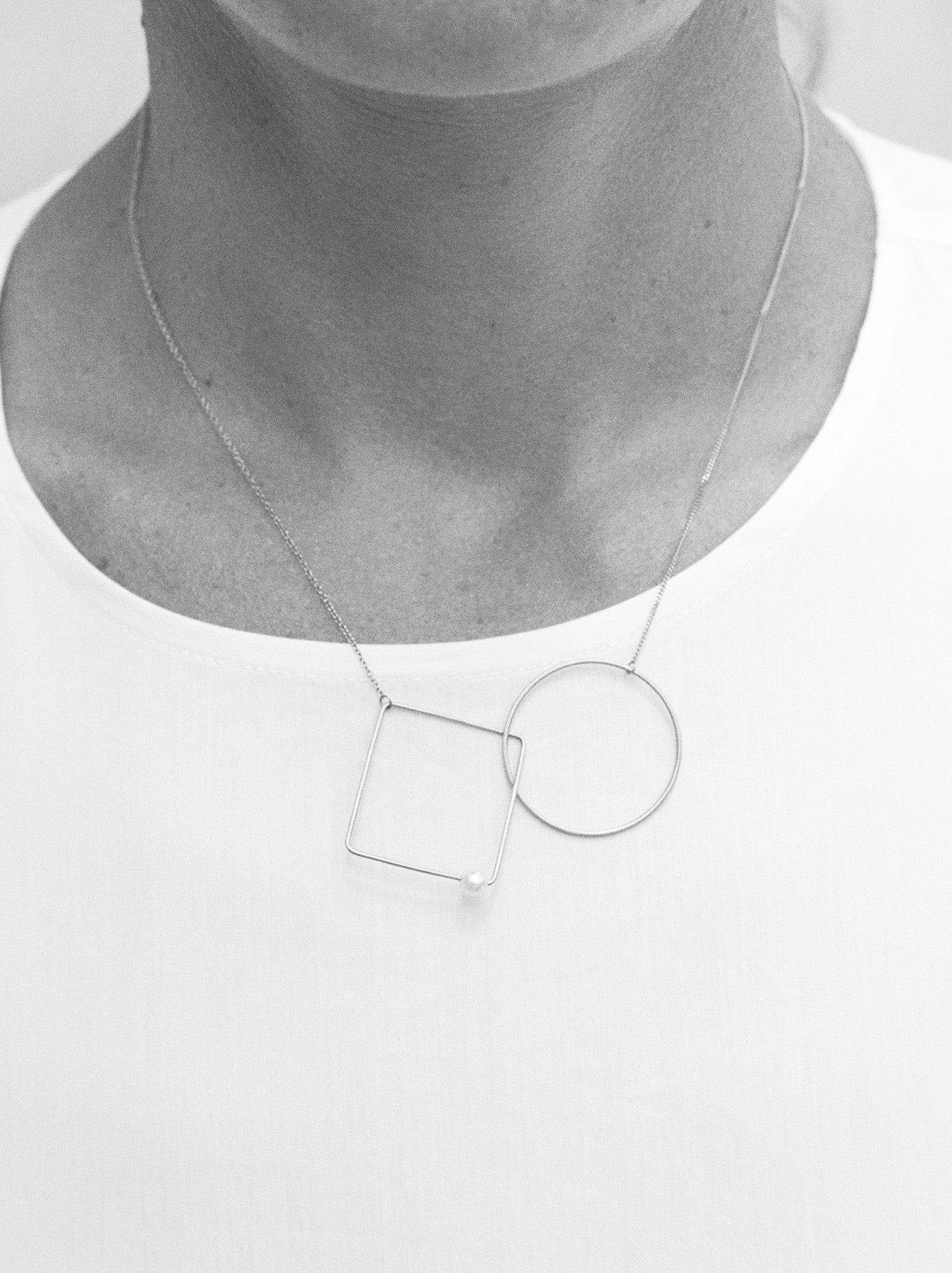 18KT yellow gold necklace with geometric elements and akoya pearl (diameter 4,5mm) - Cerchio Quadrato N