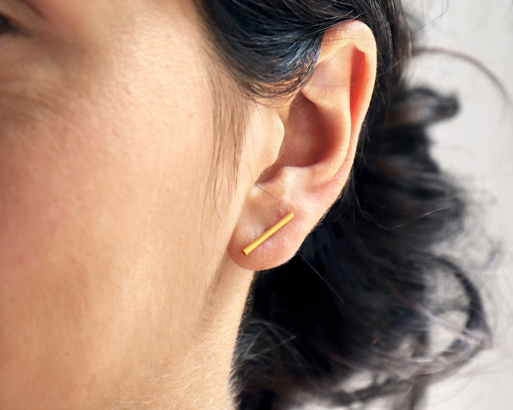 18KT yellow gold earring worn by a female ear - Linea 2E