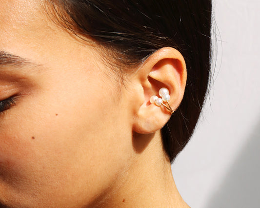 18KT yellow gold earring ear cuff with pearlvworn by a female ear - Doppio