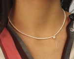 18KT yellow gold necklace with freshwater pearls worn by a female neck - Nodo Perle 
