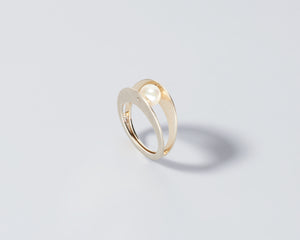 18KT white gold ring with two bands which embrace a gleaming Akoya pearl - Between