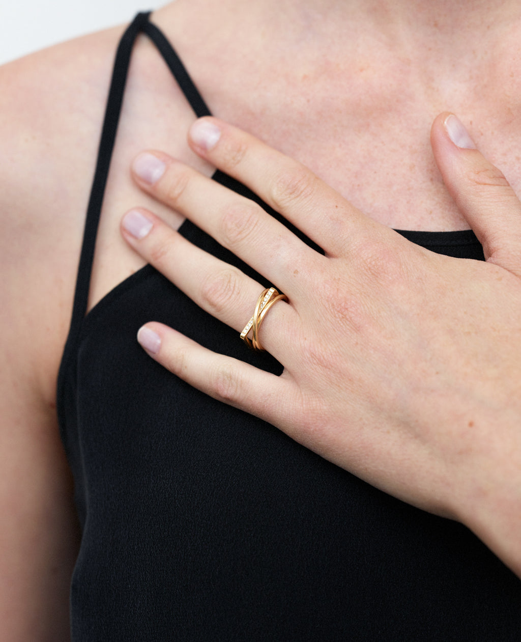 18KT yellow and rose gold ring with diamonds worn by a female hand - Quadrato Cerchio Cerchio