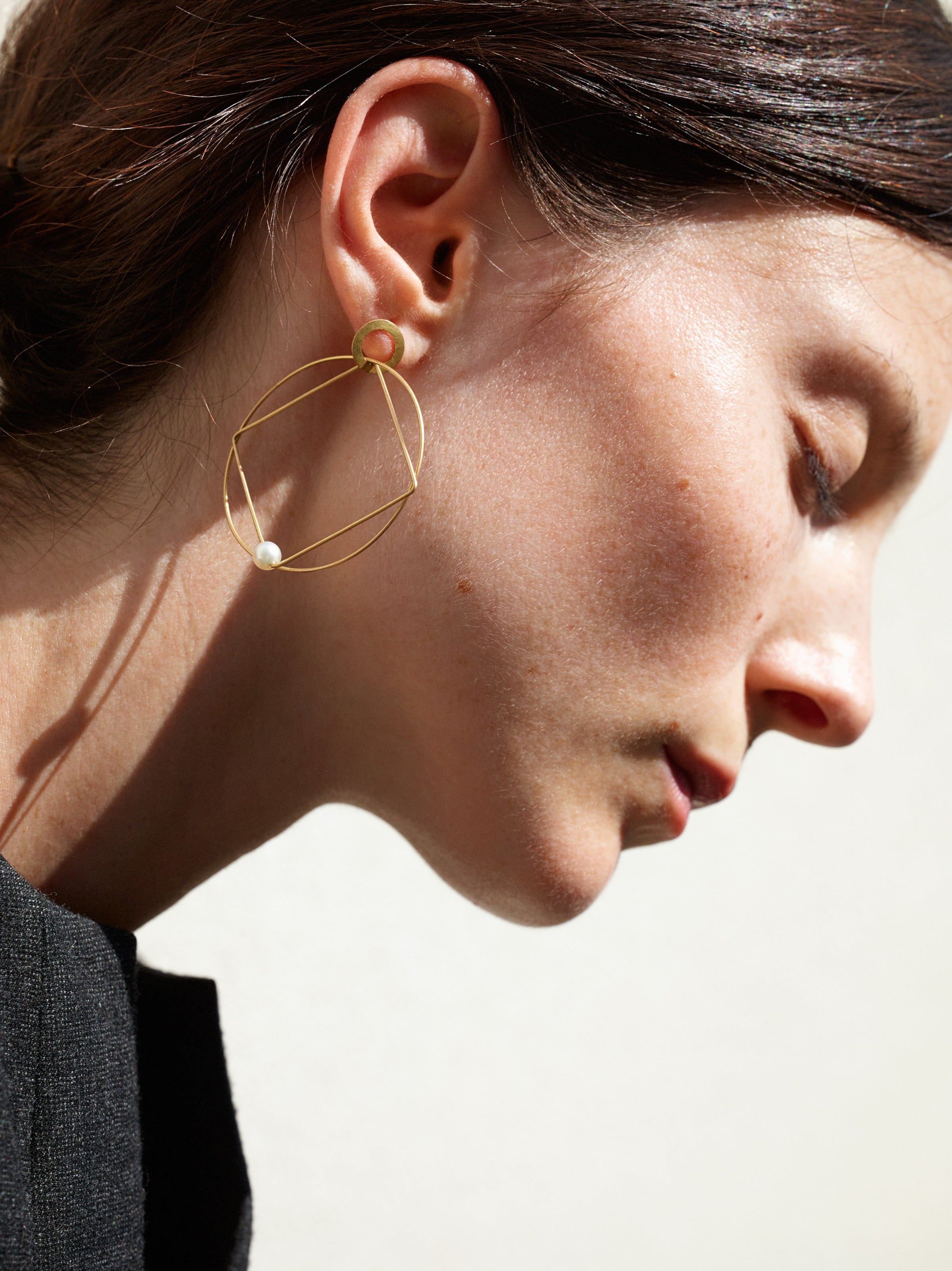 18KT yellow gold earrings with akoya pearls worn by female ear - Cerchio Quadrato E