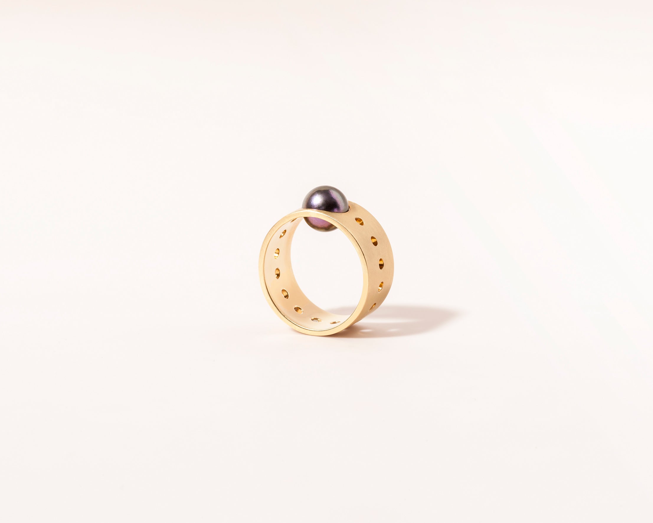 18KT Yellow gold band ring with black akoya pearl - Contatto