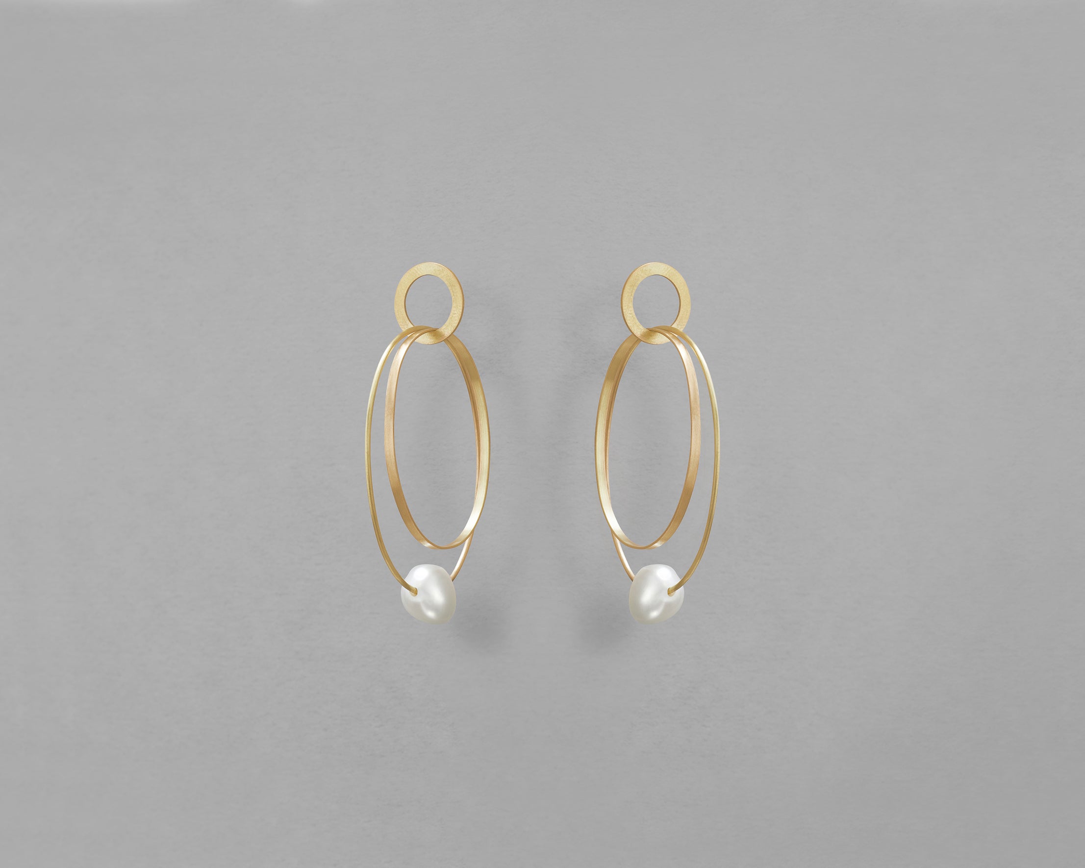 18KT yellow gold hanging earrings with keshi pearls worn by a female ear  - Insieme 5E