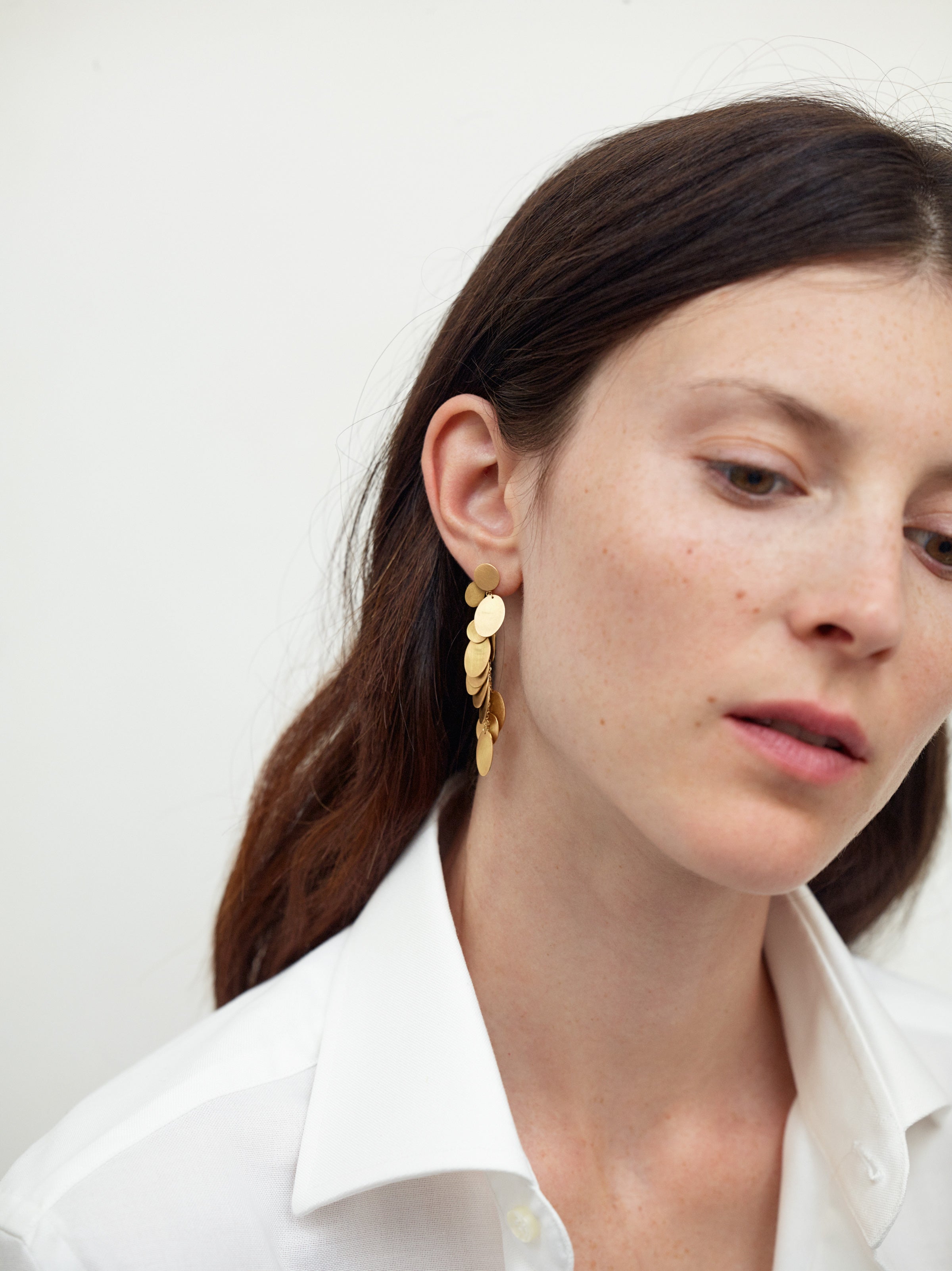 18KT yellow gold hanging earrings (height 6CM) worn by a female ear – Pianissimo