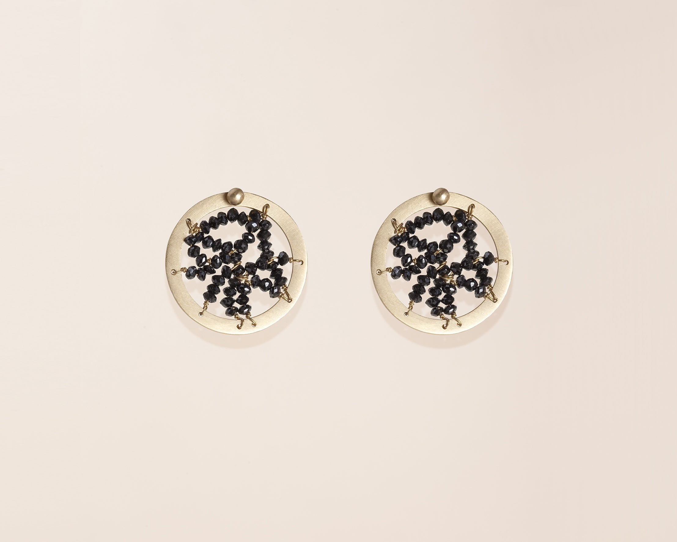 18KT yellow gold stud earrings with black diamonds - Round Frame