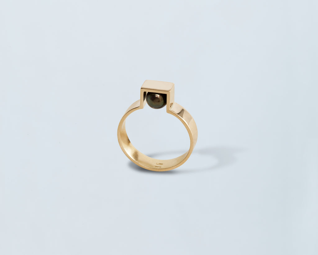18KT Yellow gold band ring with black akoya pearl – Still Life