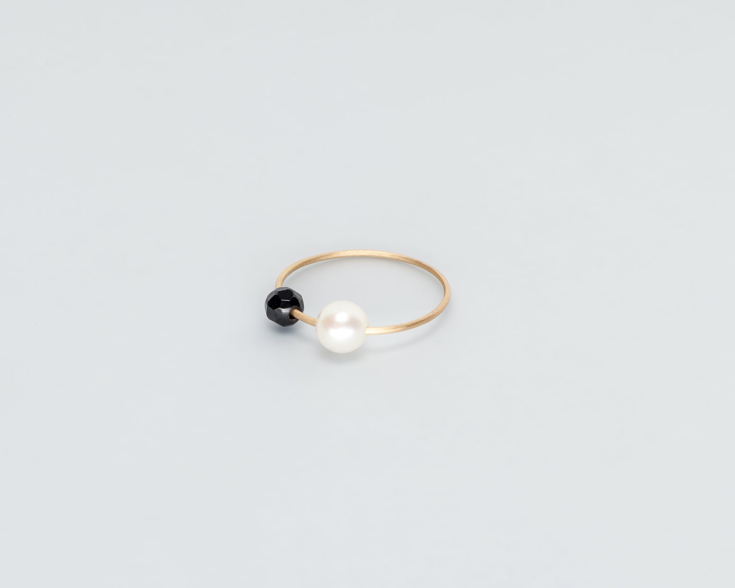 18KT thin yellow gold ring with black onyx and akoya pearl (diameter 4,8 MM) - Toi Perla Onice