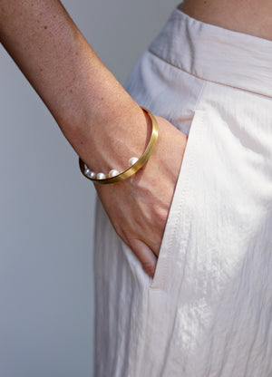 18KT yellow gold bracelet with akoya pearls (pearls diameter 3,9-5,5-6-7-7,8 MM) worn by a female arm - Light B