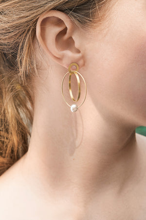 18KT yellow gold hanging earrings with keshi pearls worn by a female ear - Insieme 4E